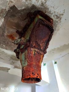 Ein verrostetes Rohr an der Decke der alten Ölmühle