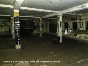 Die Hängematten sind zwischen den Pfeilern eines verlassenen Gebäudes aufgespannt.