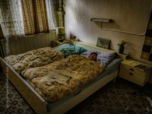 Auf Lost Place Tour: Das Doppelzimmer eines verlassenen Gasthause, hier sind die Betten noch bezogen als könnte man direkt einziehen.