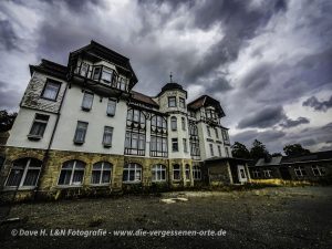 Auf Lost Place Tour: Ein uriges Gebäude von der Seit, heute ist es ein verlassenes Hotel.