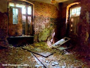 Auf Lost Place Tour: Eine heraus gefallene Tür liegt in der Ecke eines Raumes von einem verlassenen FDBG Ferienheim.