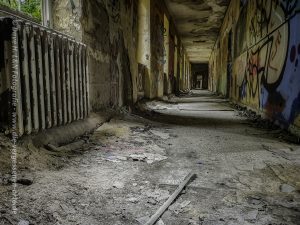 Der lange dunkle Flur in einem verlassenen Bahnbetriebswerk.
