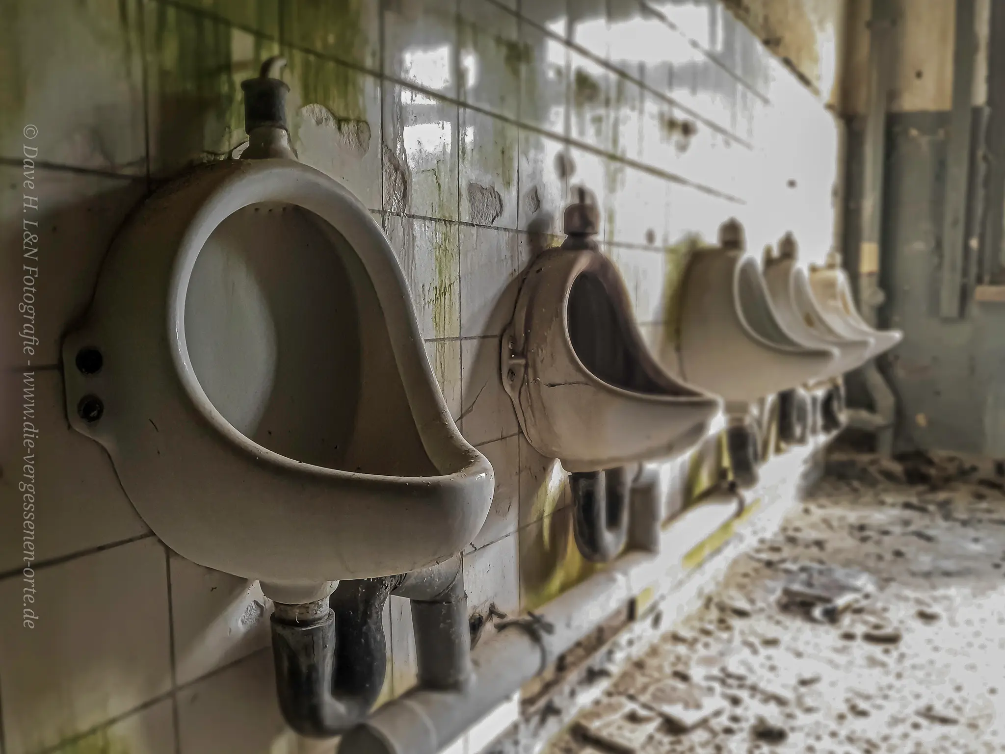 Pinkelbecken im Waschraum der alten Kasernenanlage.