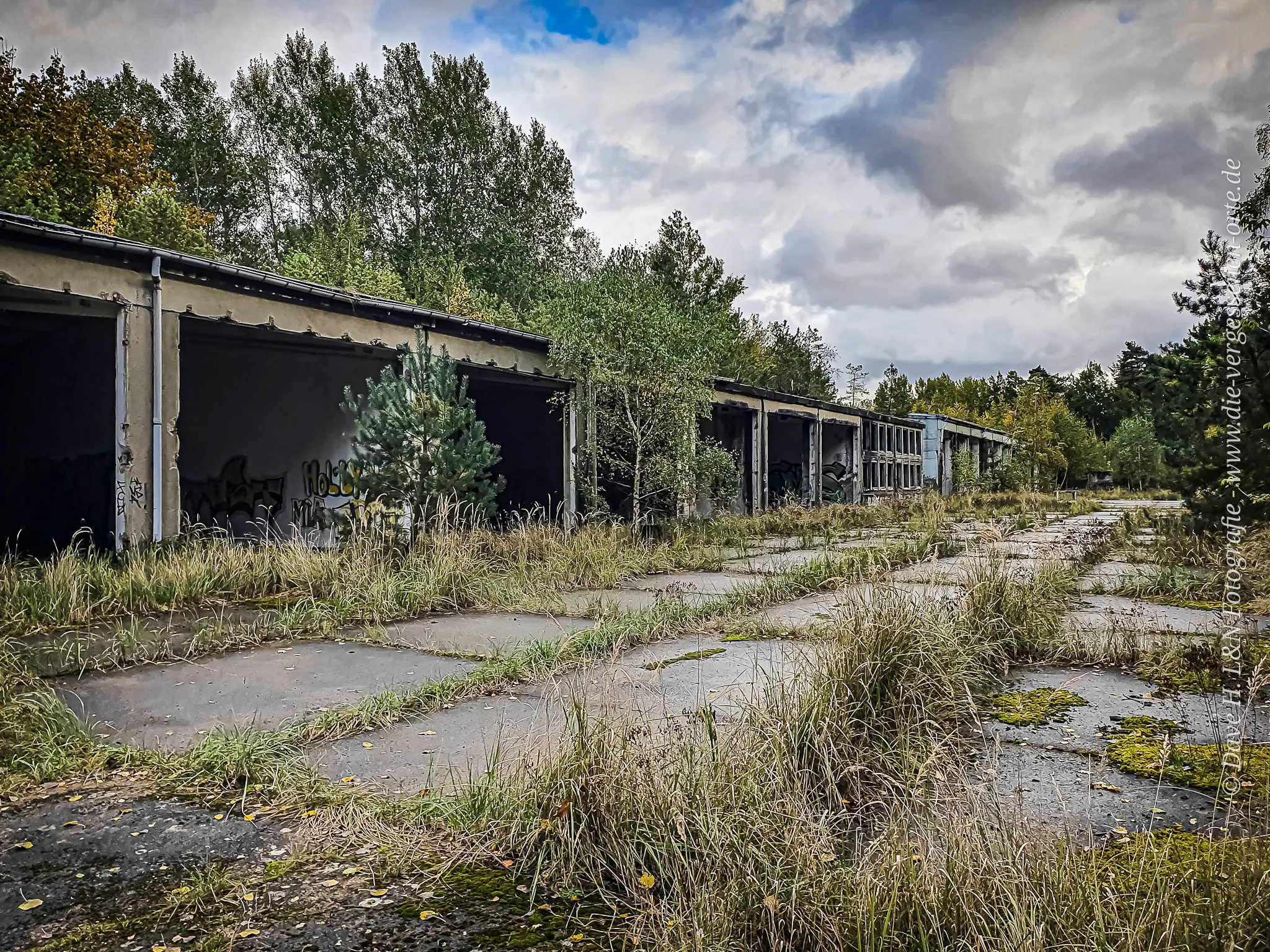 Leerstehende Garagen auf dem Gelände der verlassenen NVA-Kaserne.