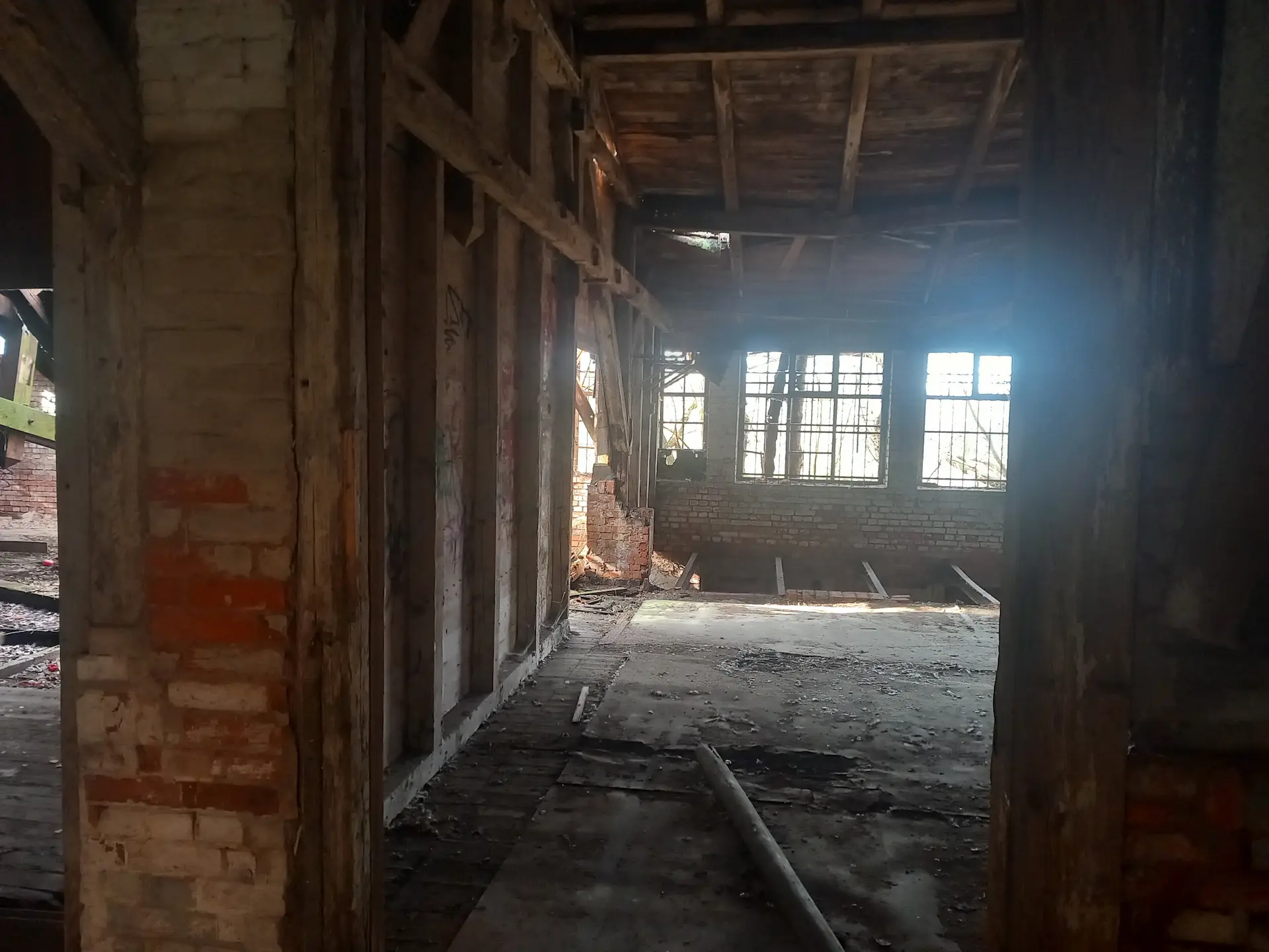 Alte Halle der verlassenen Metallverarbeitungsstätte.