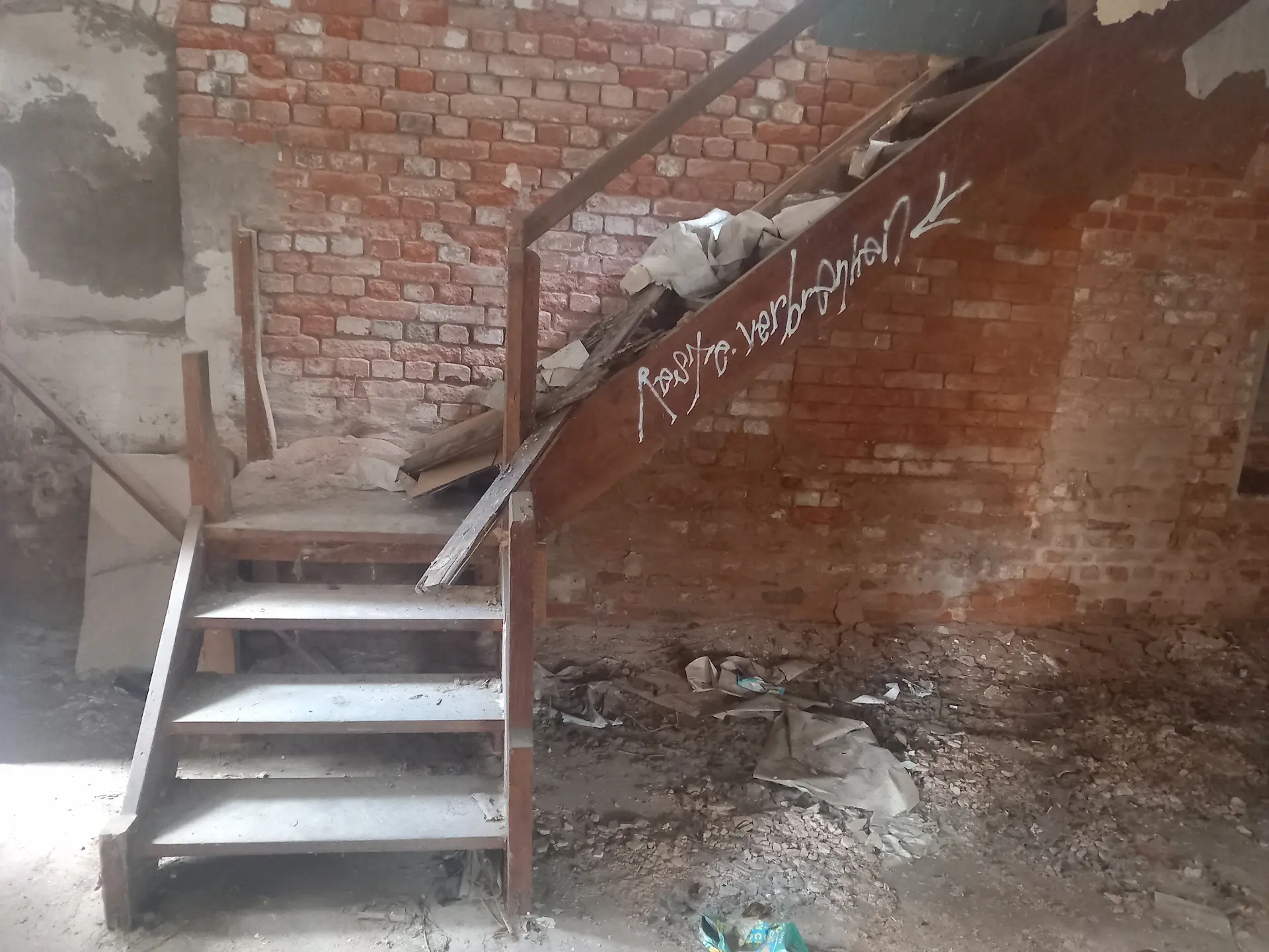 Eingebrochene Treppe im Lost Place.