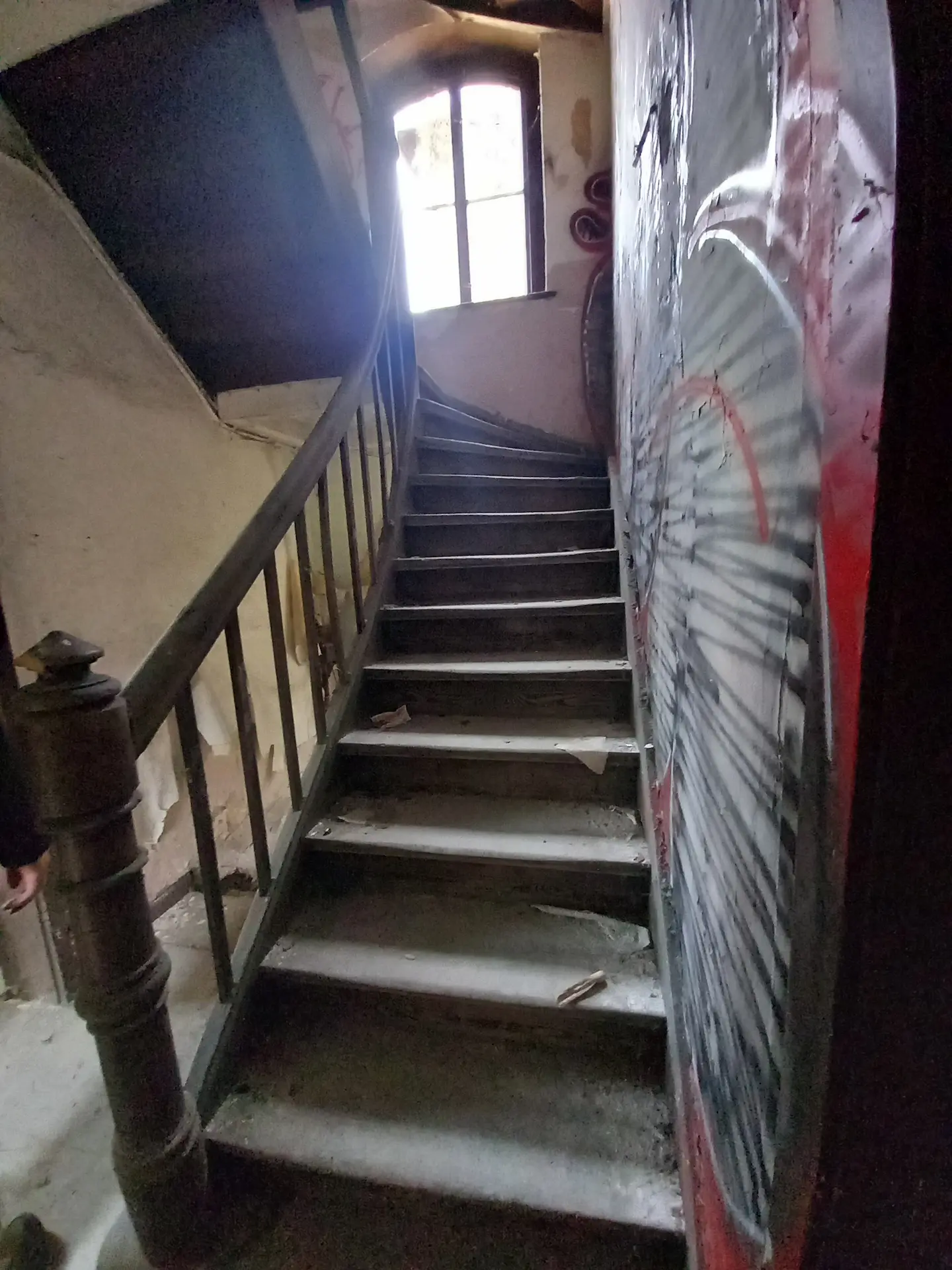 Verlassener Treppenaufgang in düsterer Erscheinung.