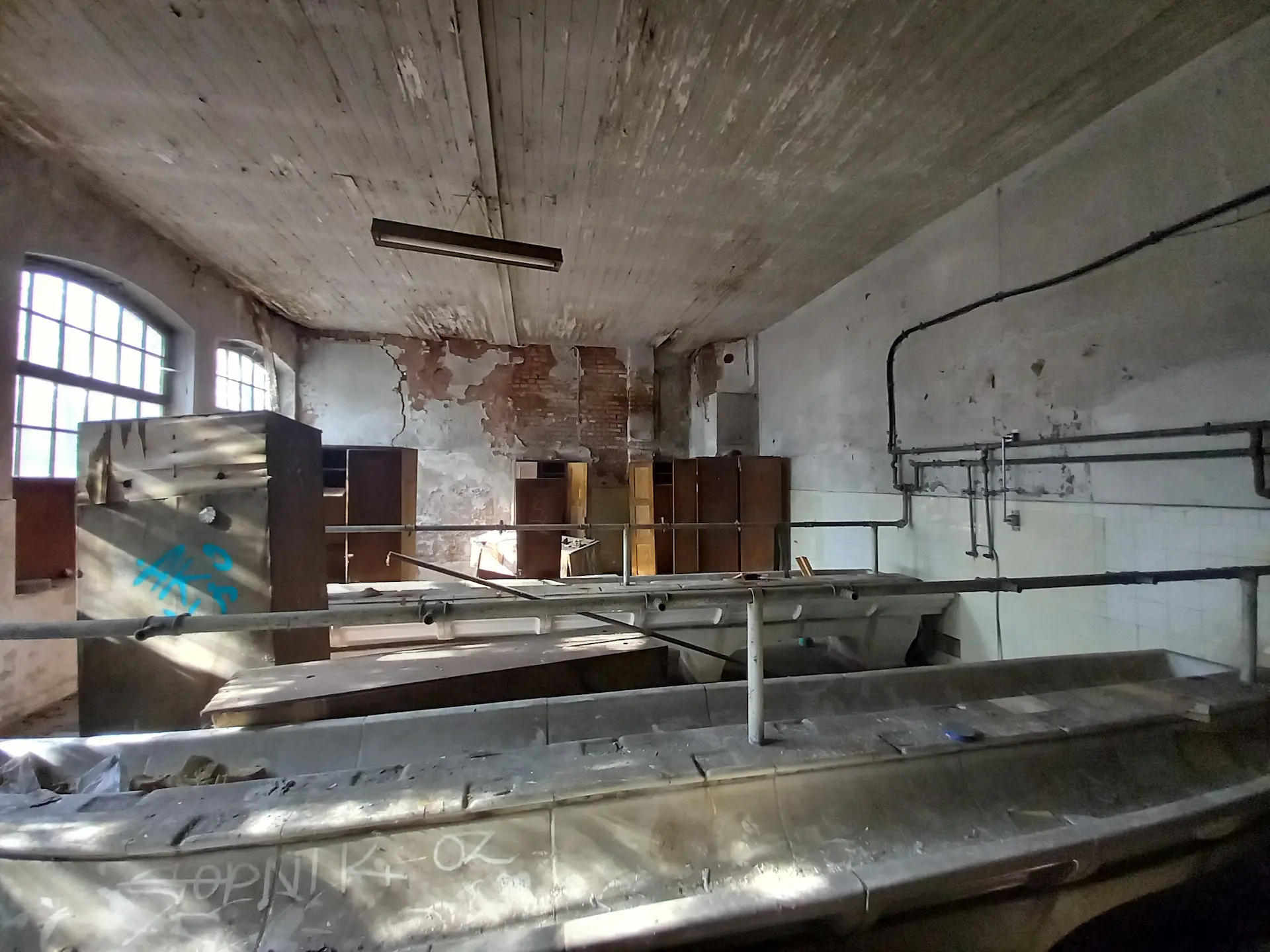 Umkleideraum der verlassenen Schuhfabrik & Metallverarbeitung.