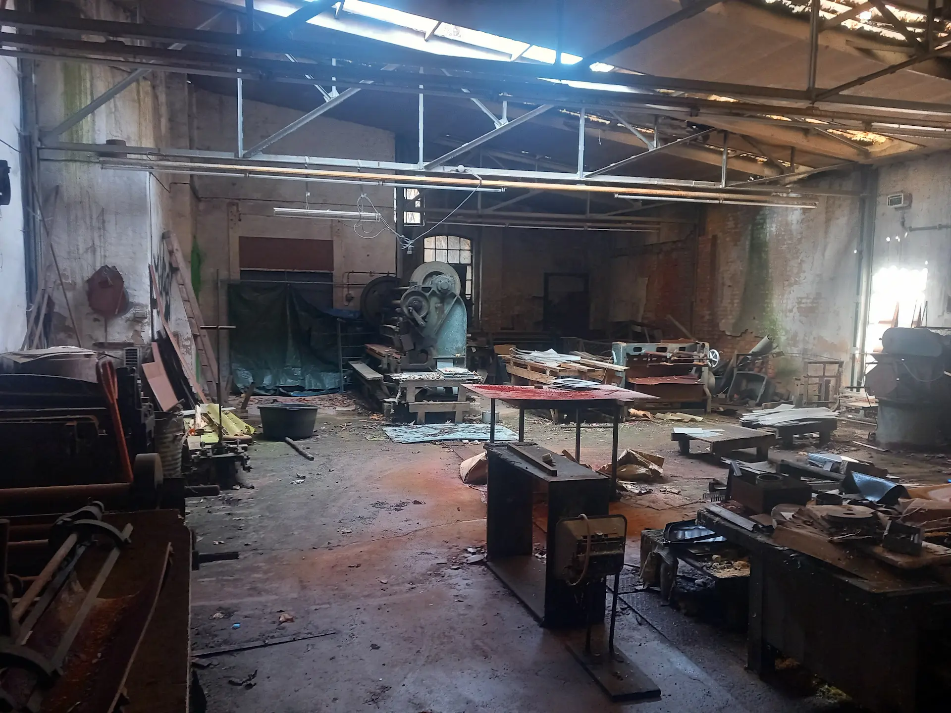 Halle der Industrieanlage in Weitwinkelaufnahme.