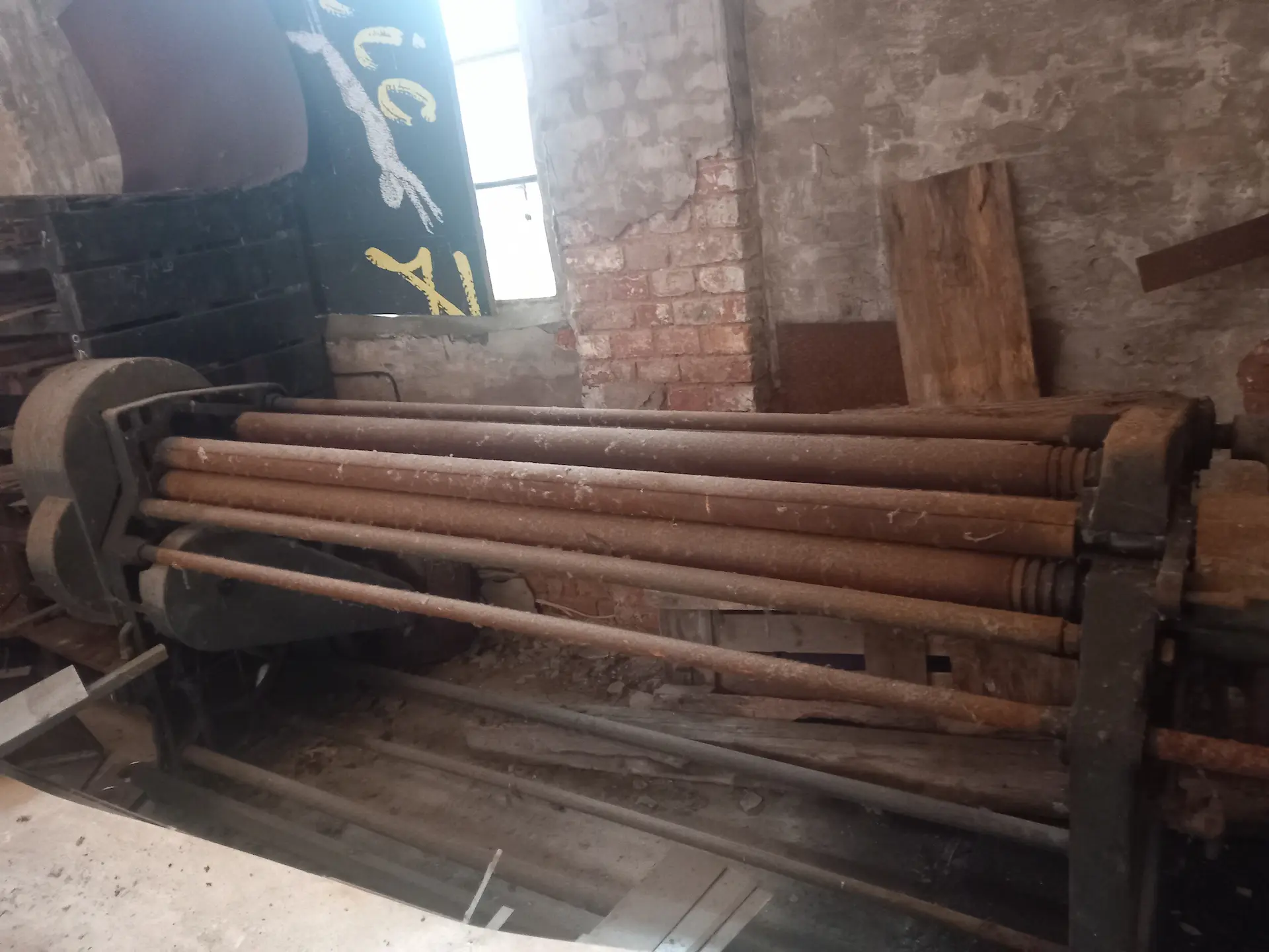 Rostige Walze aus der ehemaligen jüdischen Schuhfabrik.