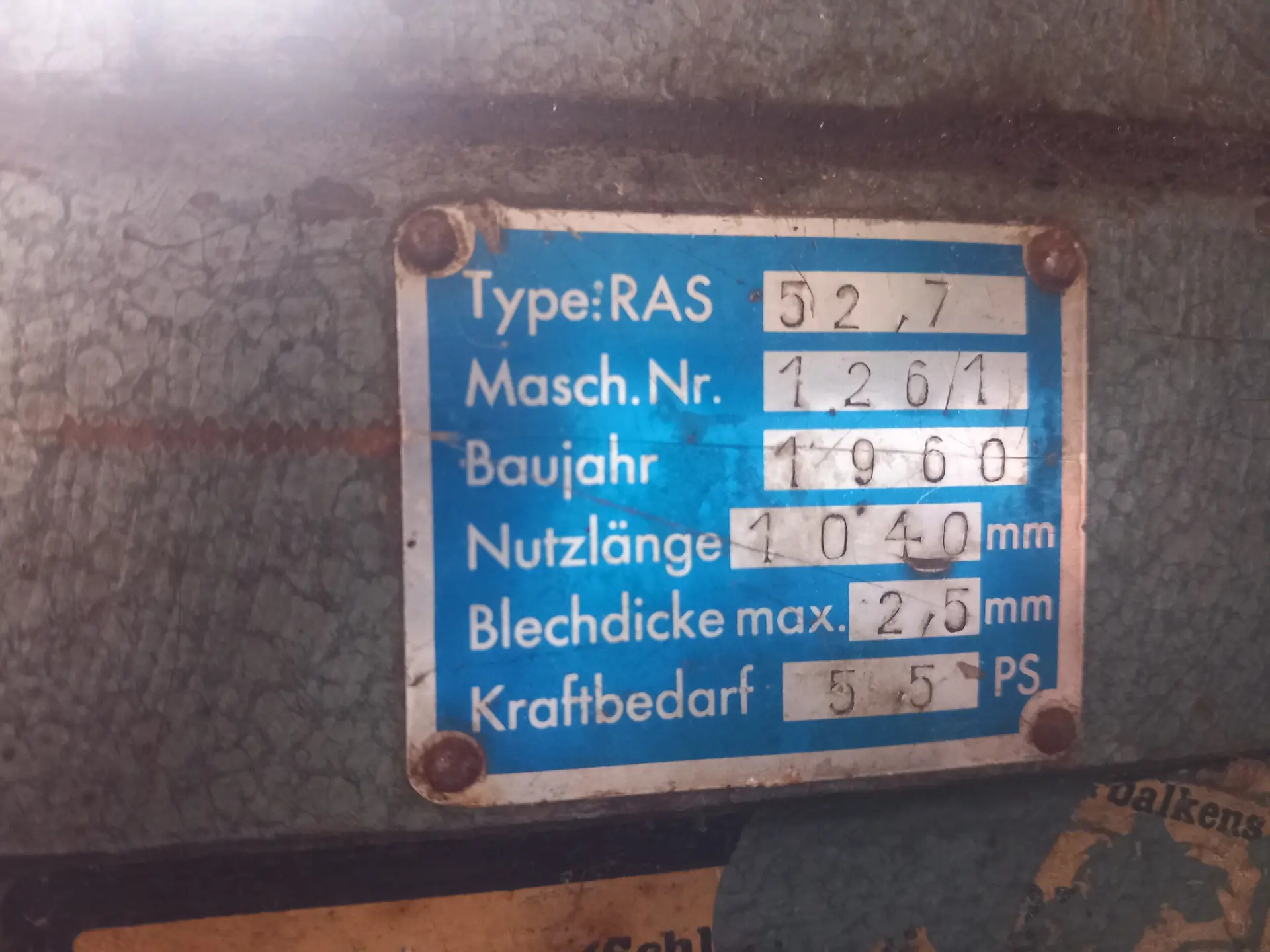 Typenschild einer industriellen Maschine aus dem Lost Place.