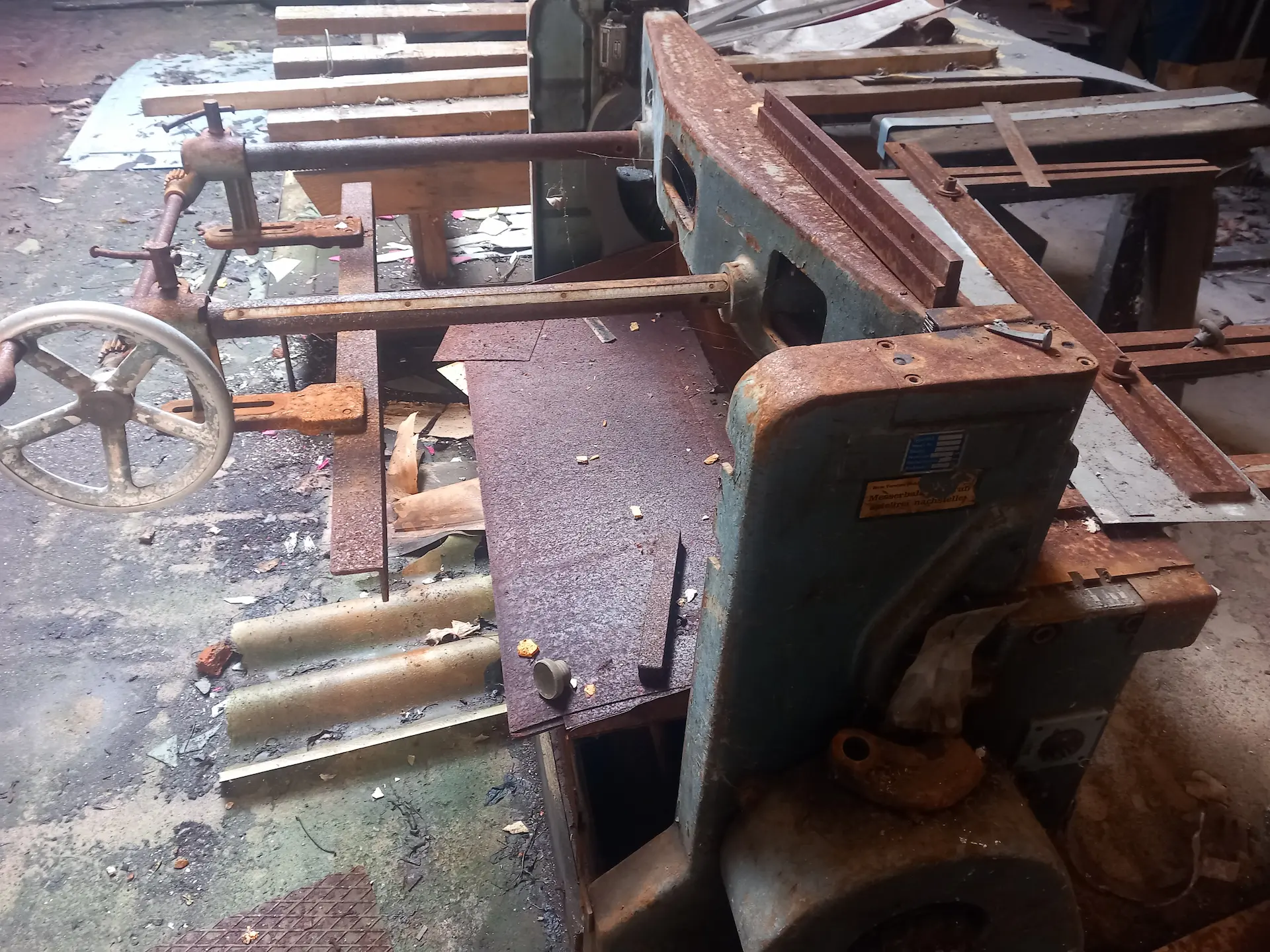 Rostige Maschine der verlassenen Industrieanlage.