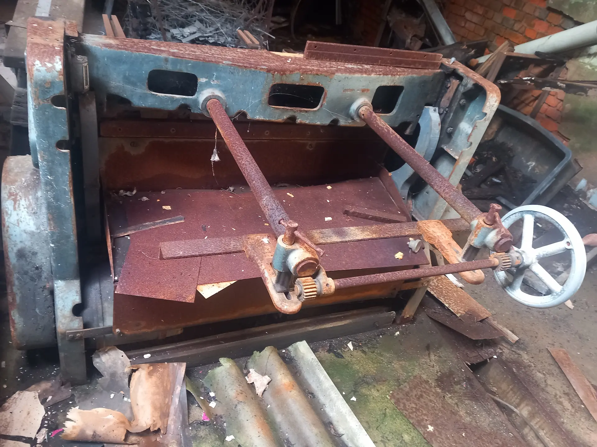 Gestänge einer alten Maschine aus der jüdischen Schuhfabrik.