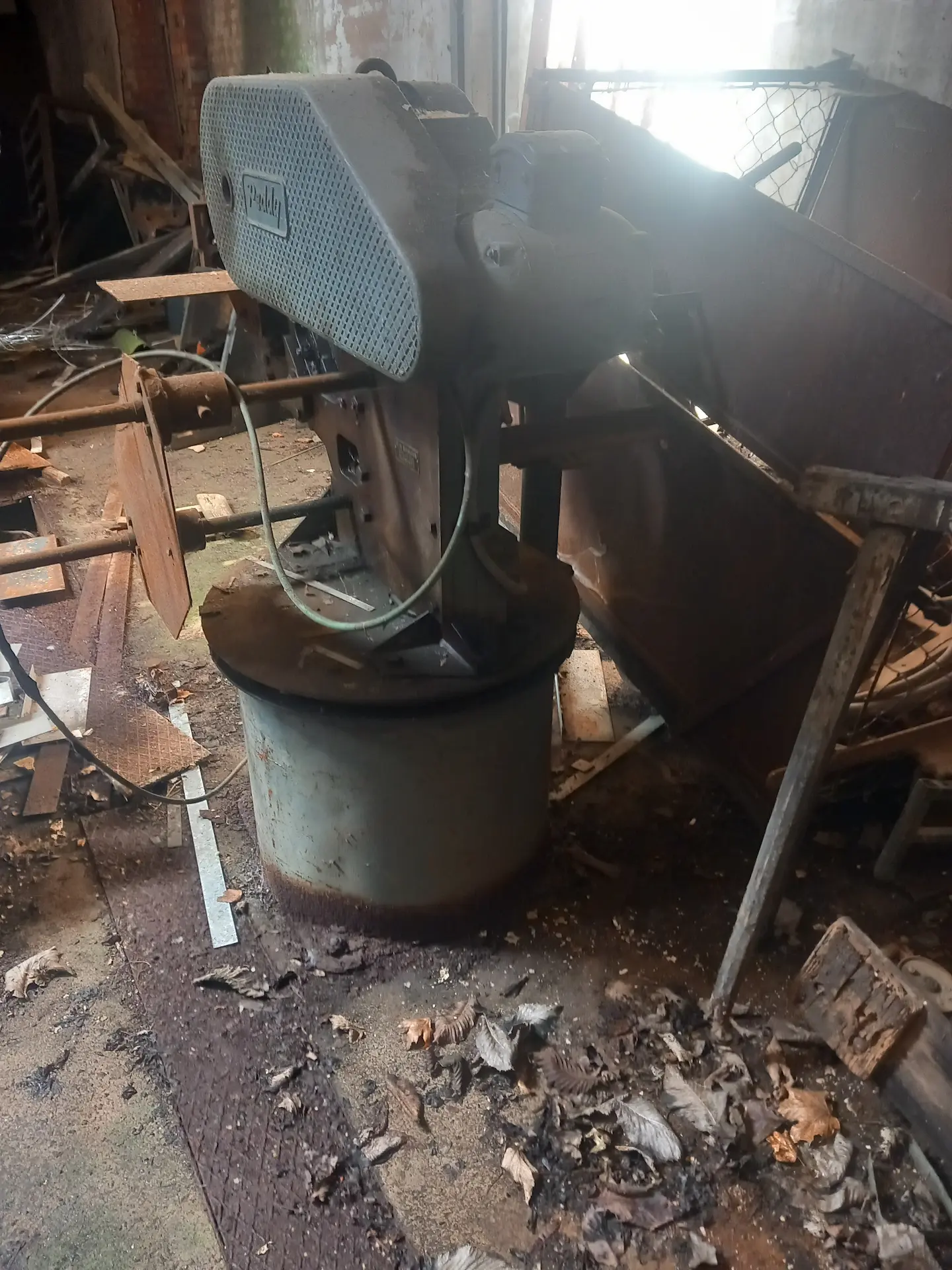 Alte Metallfräse aus einer längst vergangenen Zeit.