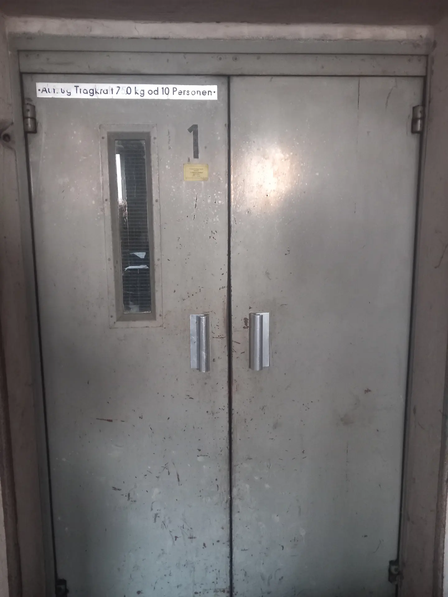 Tür zum Aufzug in der alten Fabrikhalle.