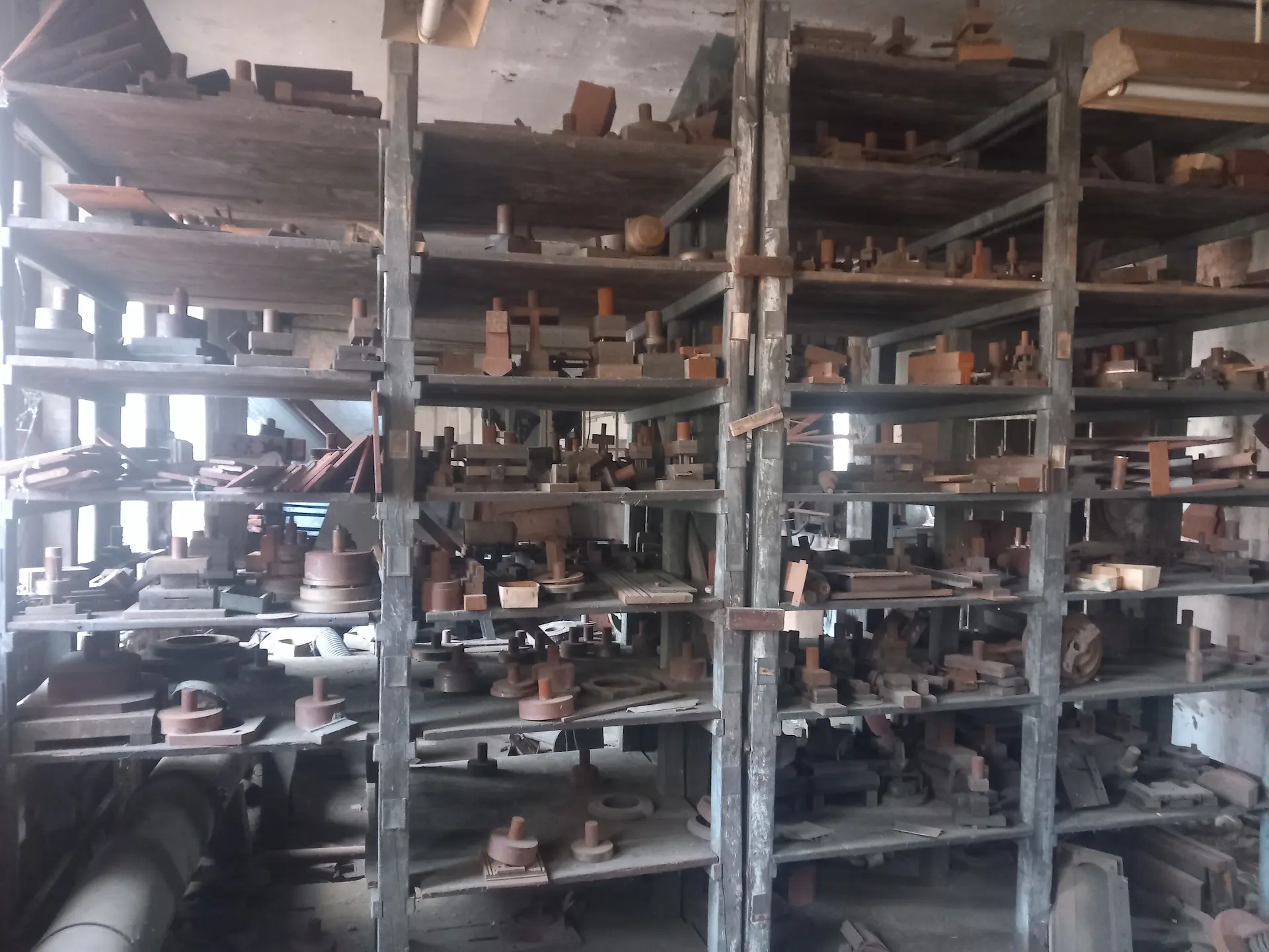 Riesige Holzregale im Lager des Lost Places befüllt mit Werkzeugen.