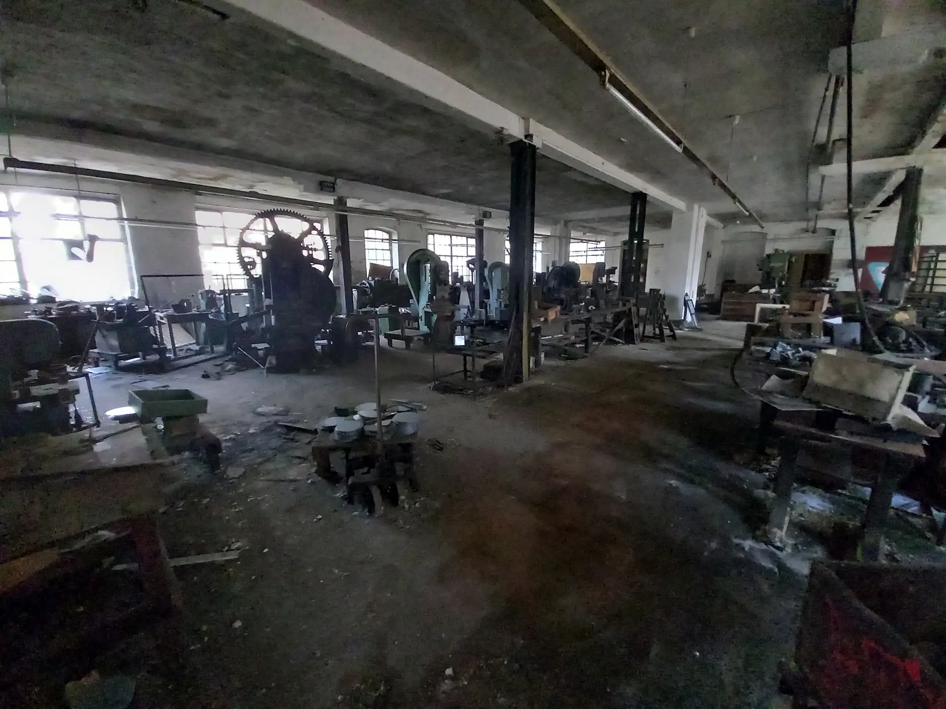 Werkshalle, Weitwinkelaufnahme mit sämtlichen Maschinen in der verlassenen Fabrikanlage.