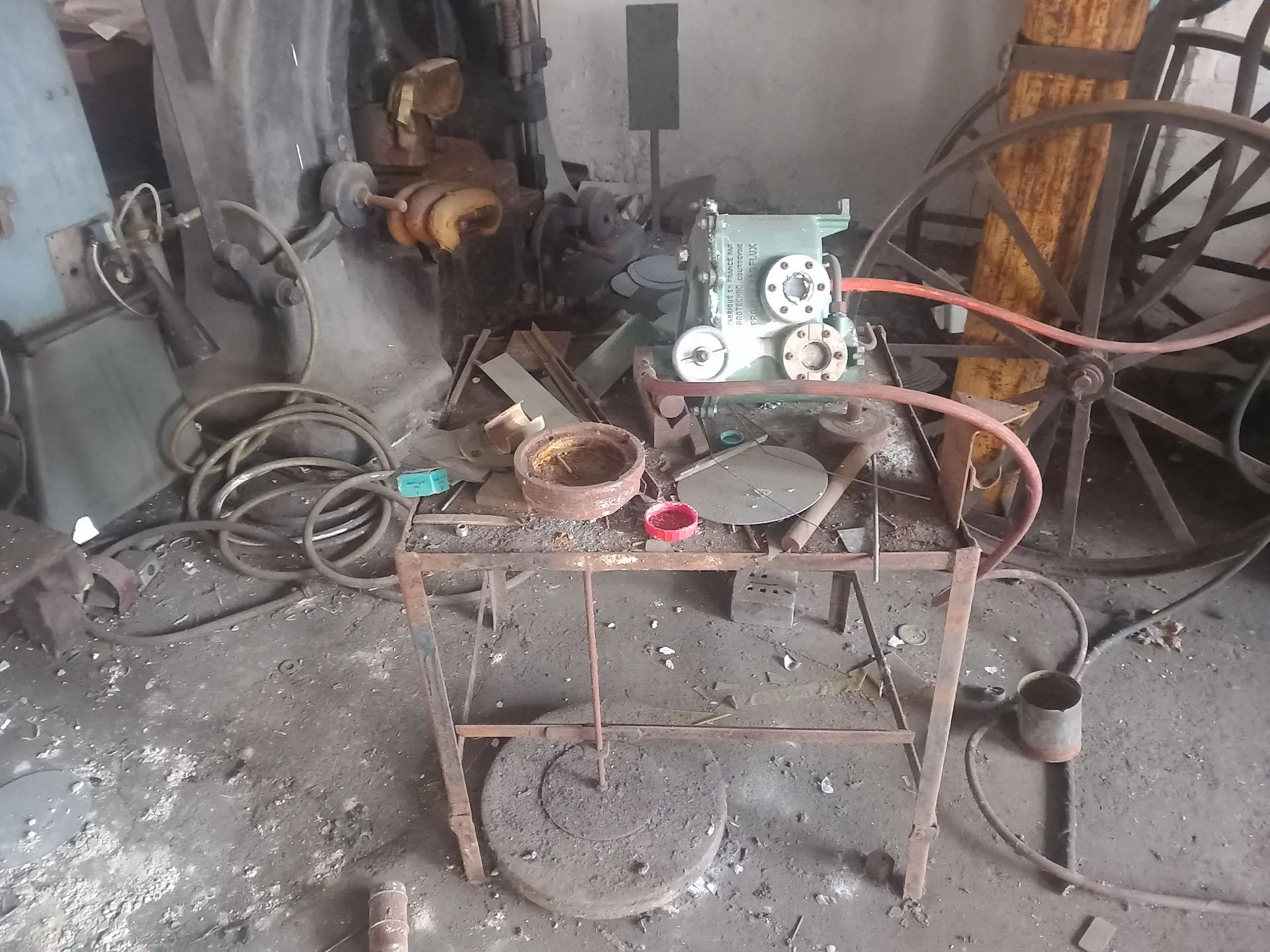 Werkzeuge die auf der Werkbank der einstigen Fabrik liegen.