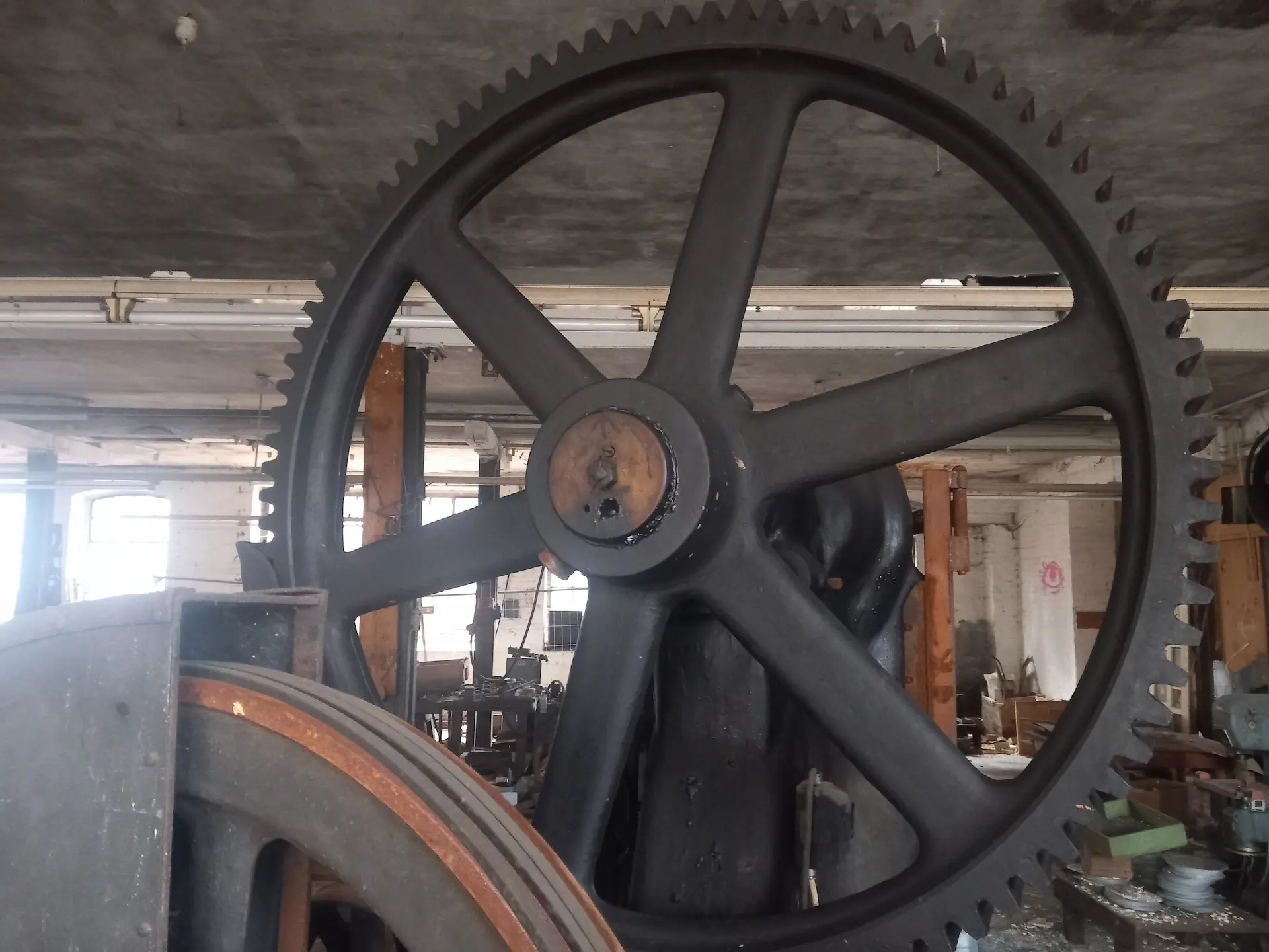 Riesiges Zahnrad einer industriellen Maschine im Lost Place.