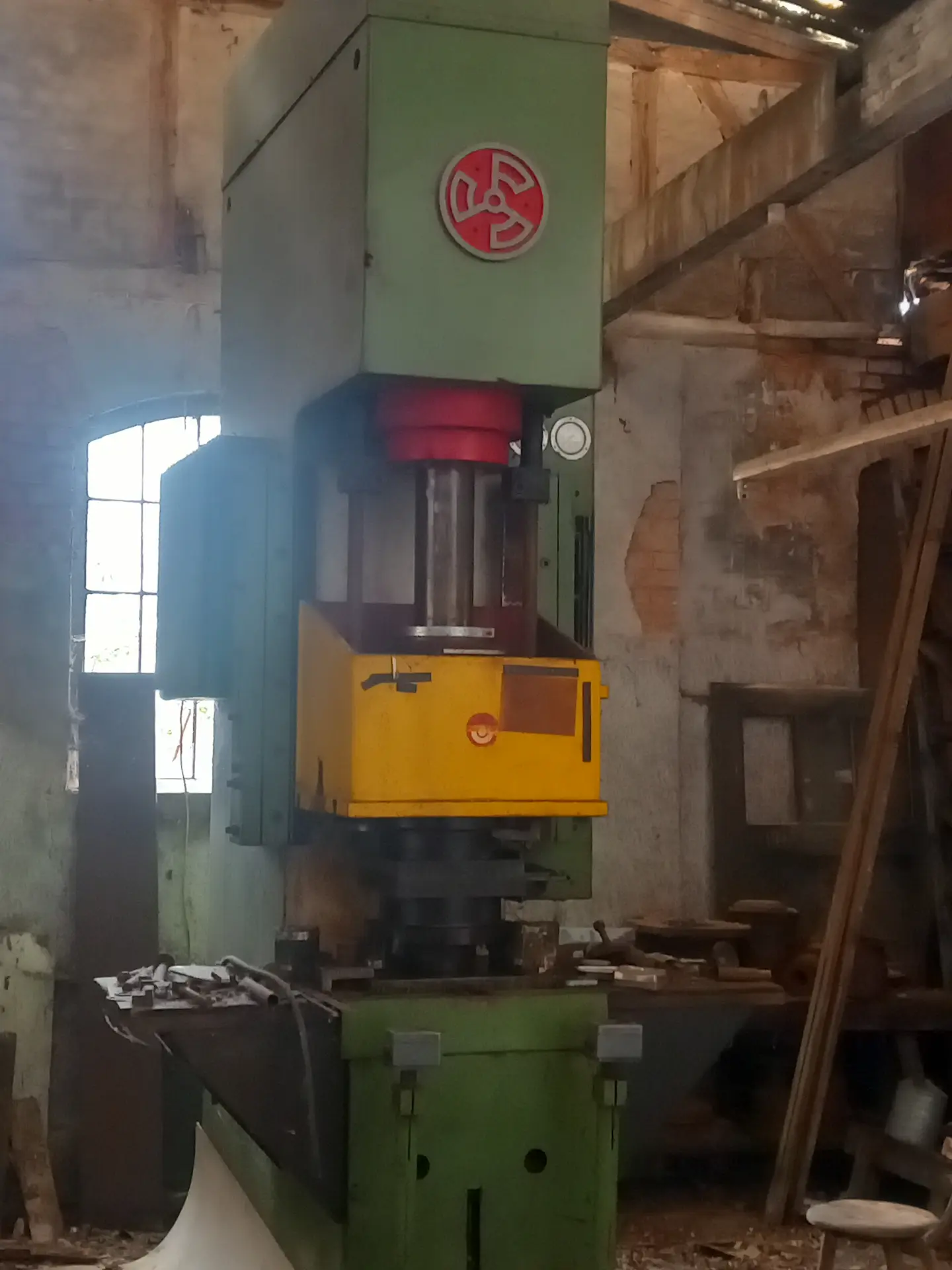 Alte Stanze mit Rost überzogen aus längst vergangen Tagen.