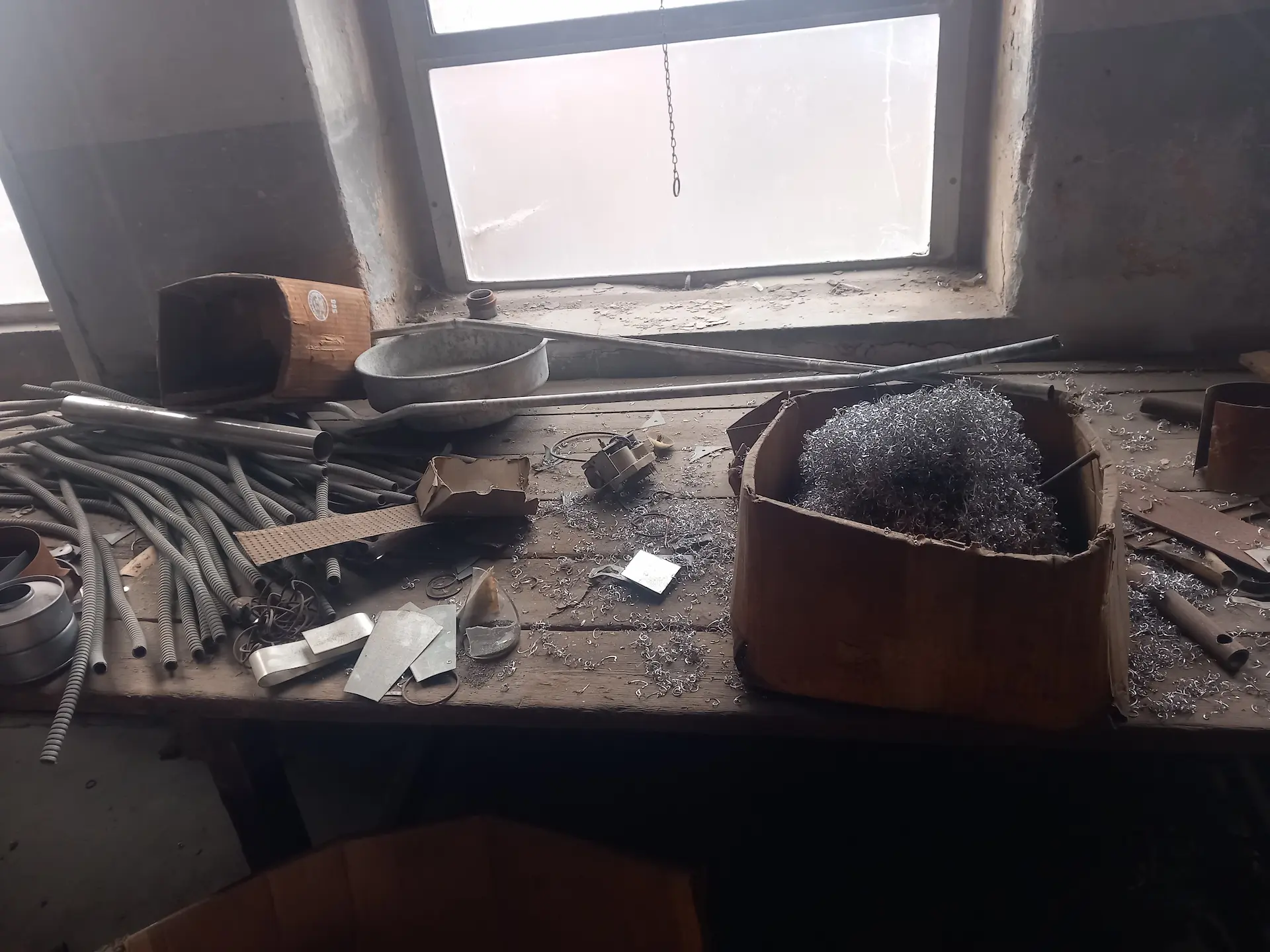 Arbeitswerkzeug liegt auf der Werkbank der Schuhfabrik und späteren Metallverarbeitungsstätte.