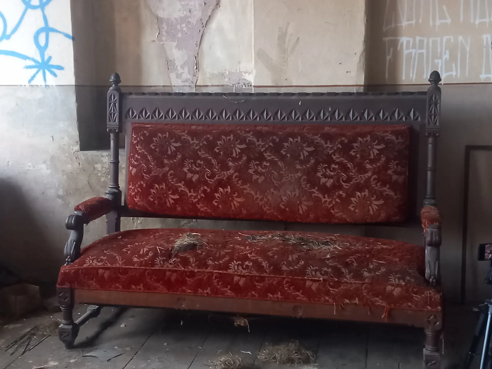 Antike Couch im verwaisten Raum des Lost Places.