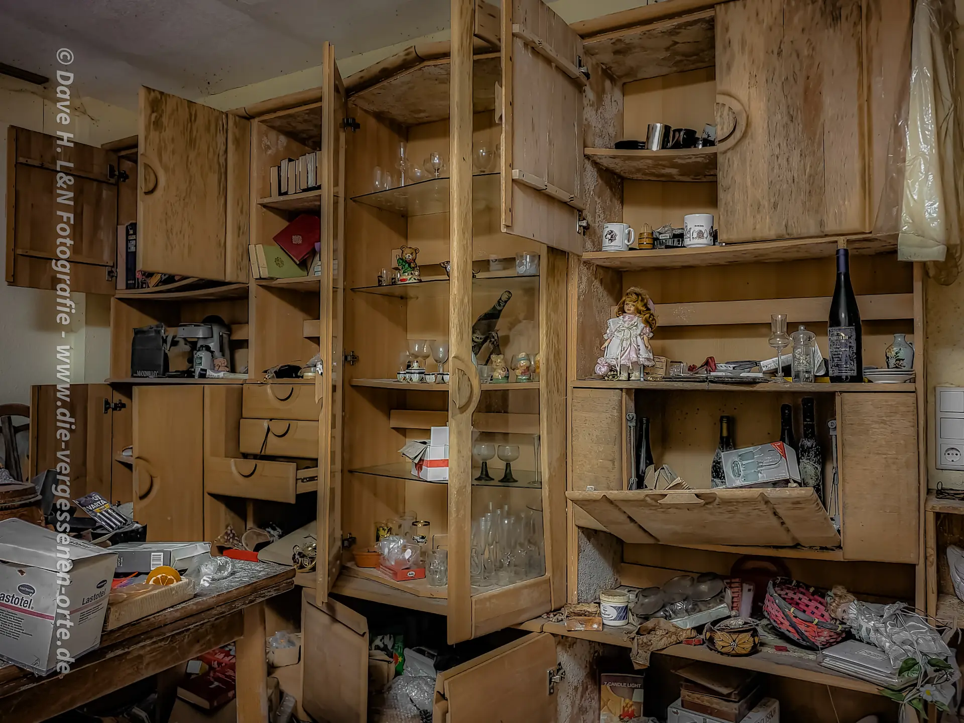 Zugemölte Anbauwand im Wohnzimmer des Vergessenen Wohnstallhauses.
