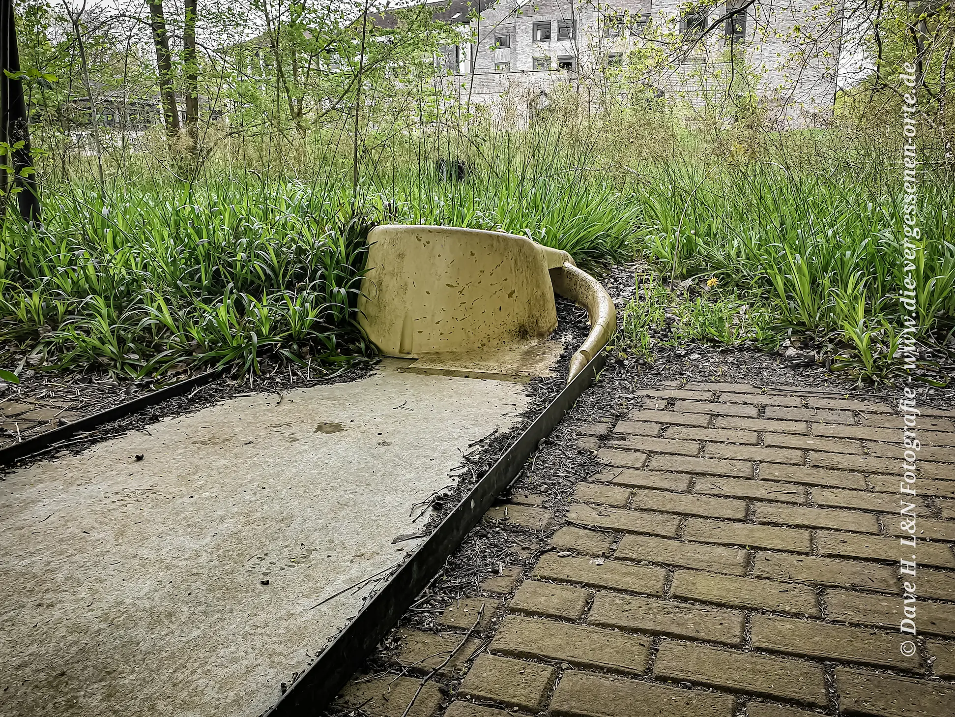 Mit Laub übersäht versteckt sich ein teil der Bahn einer Minigolfanlage in diesem Lost Place.