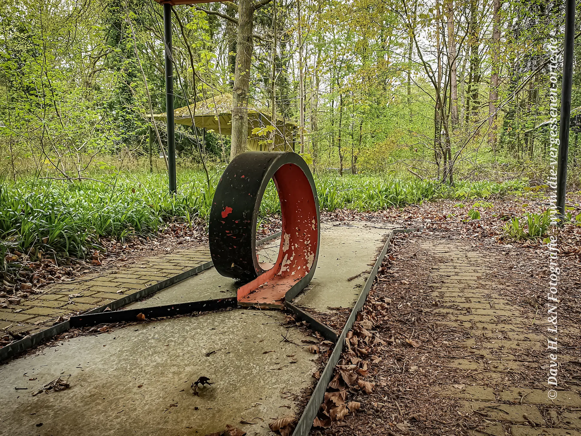 Looping der Minigolfanlage die längst vergessen ist.