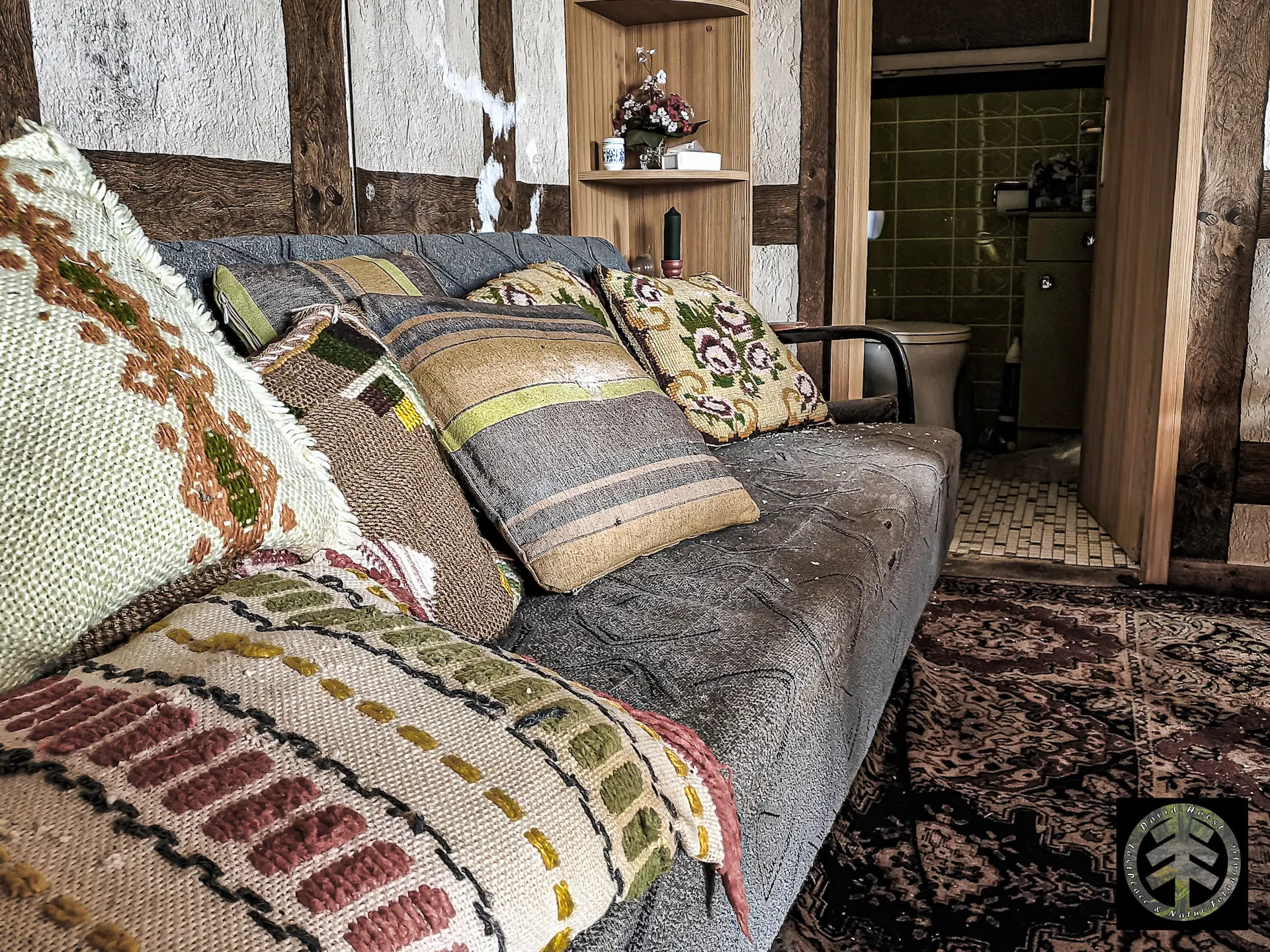 Sofa, noch unberührt, mit Kissen im verlassenen Haus.