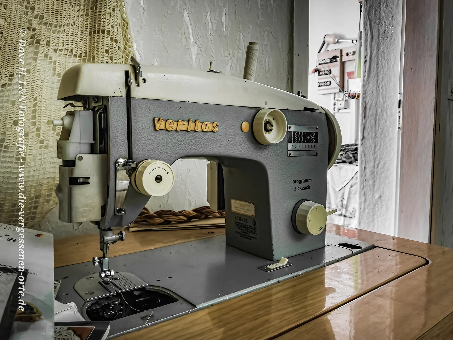 Die Nähmaschine steht Bereit – in diesem Lost Place findet sich keiner der sie bedient.