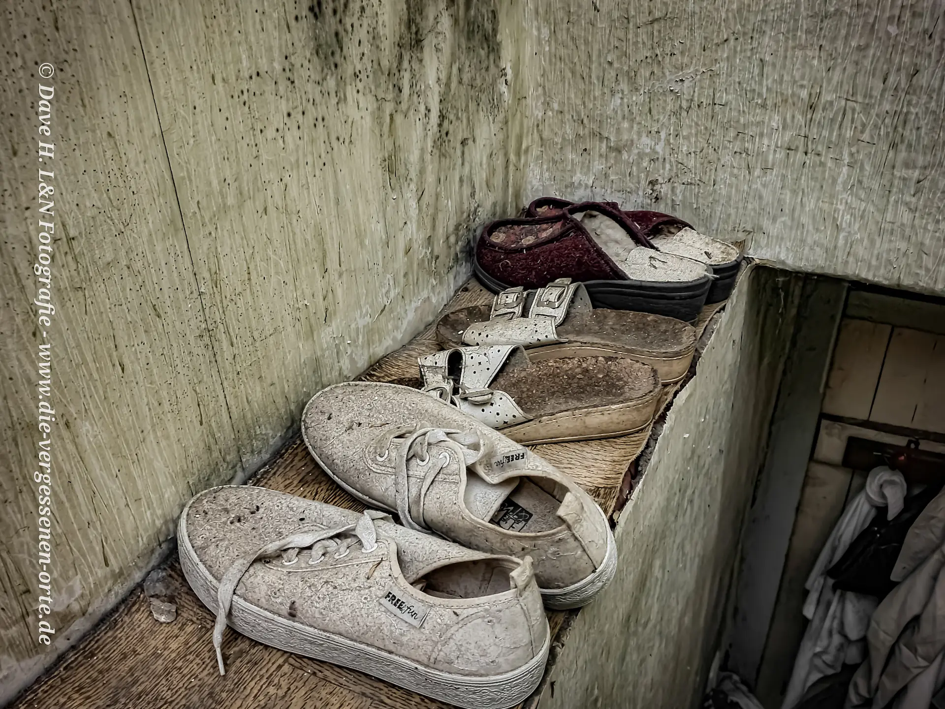 Turnschuhe der ehemaligen Bewohner des heute verlassenen Wohnhauses befinden sich im Flur des Wohnortes.