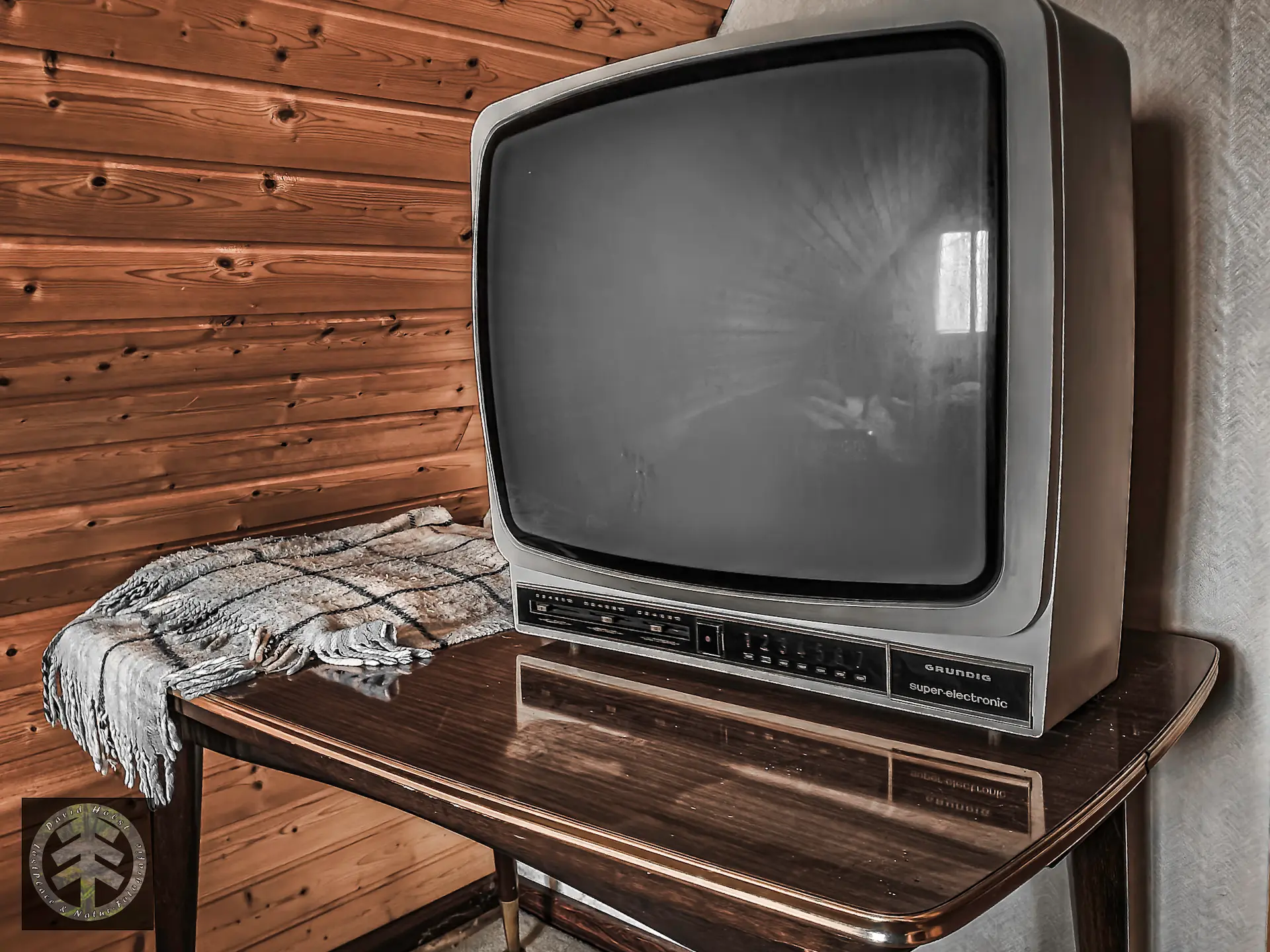 Alter Fernseher im Schlafzimmer des ehemaligen Ferienhauses.