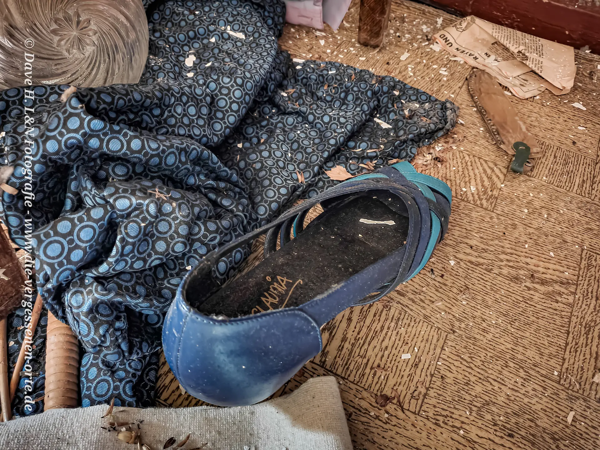 Der Hackenschuh der ehemaligen Bewohnerin steht im Schlafzimmer.