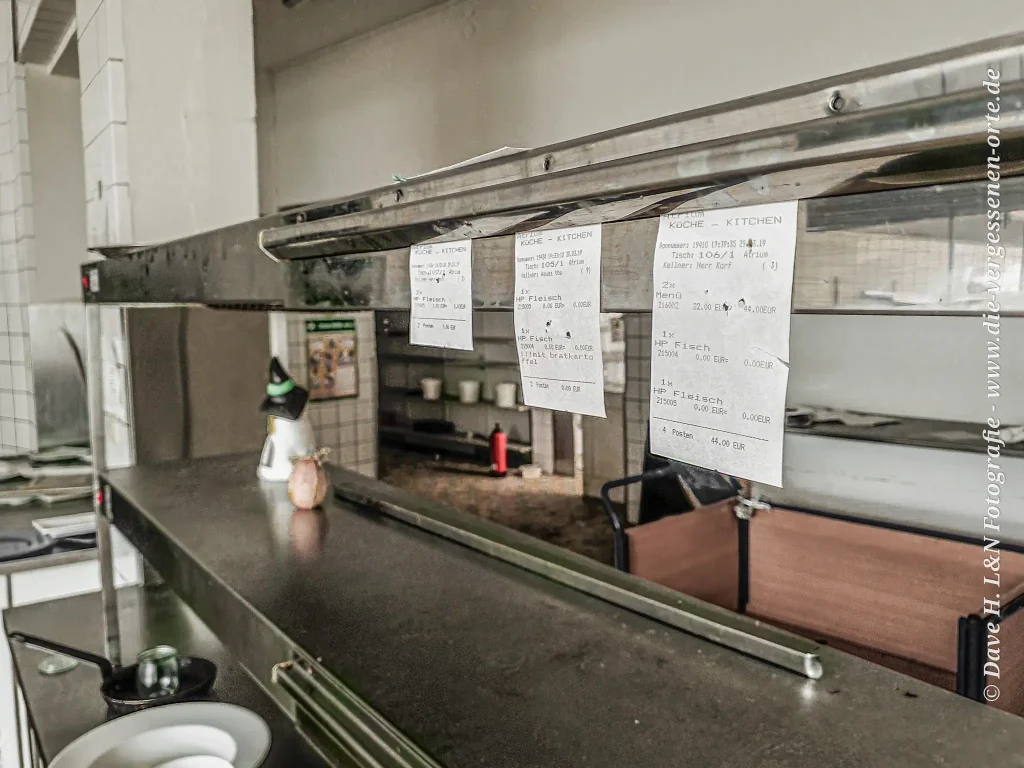 Anrichte in der Küche eines verlassenen Kurhotels. Am Tisch hängen noch alte Essens-Bons.