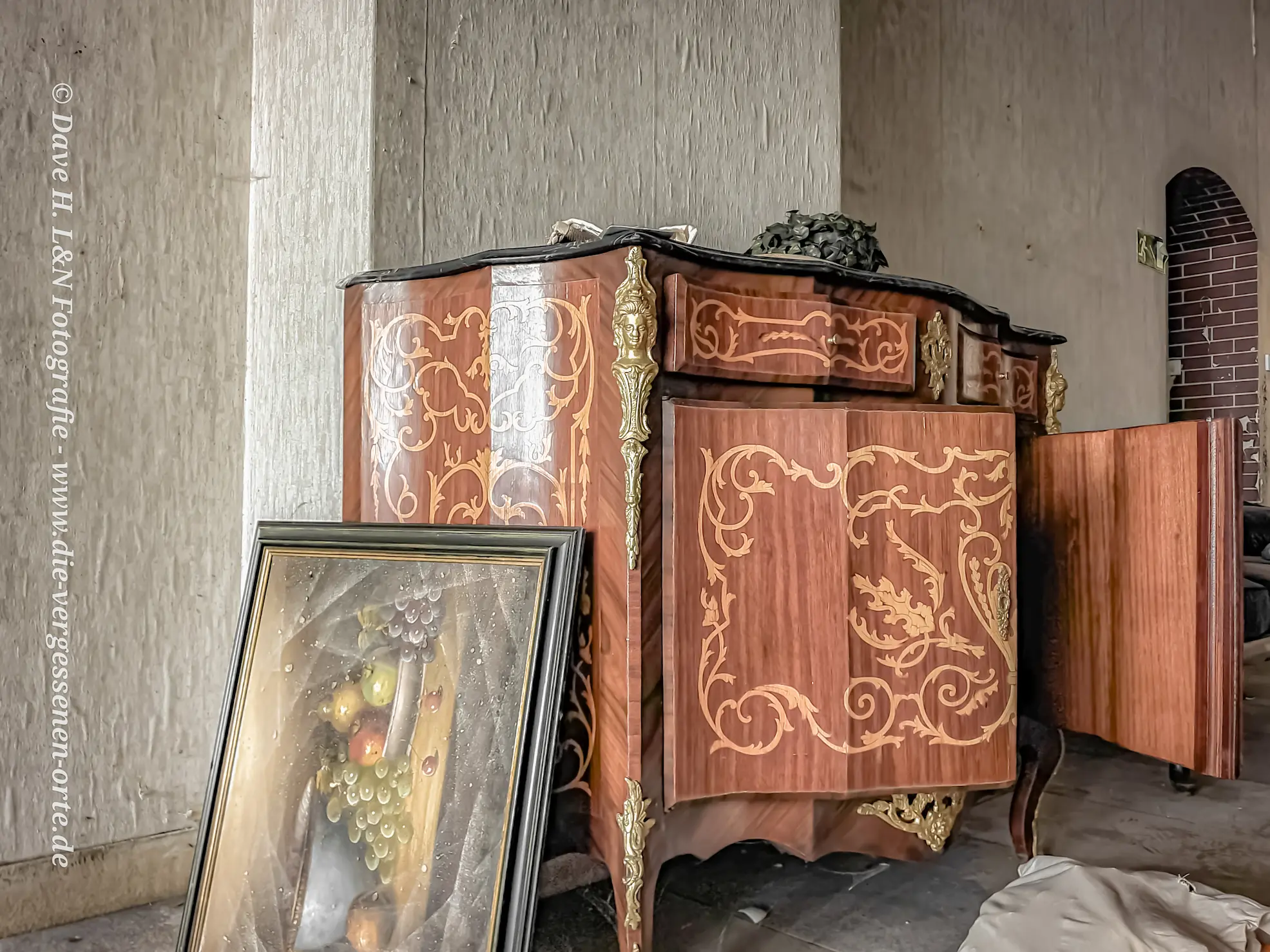 Rustikaler alter Schrank in einem Raum des ehemaligen Schlosses.
