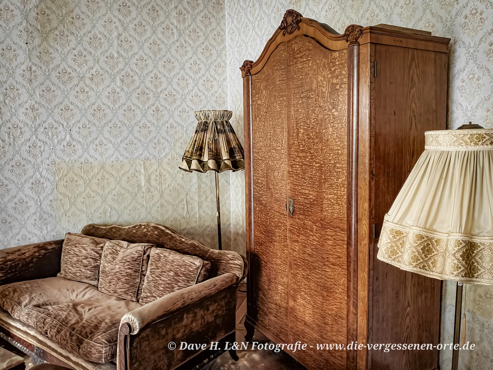 Alter Holzschrank in einem Zimmer des verlassenen Schlosses.