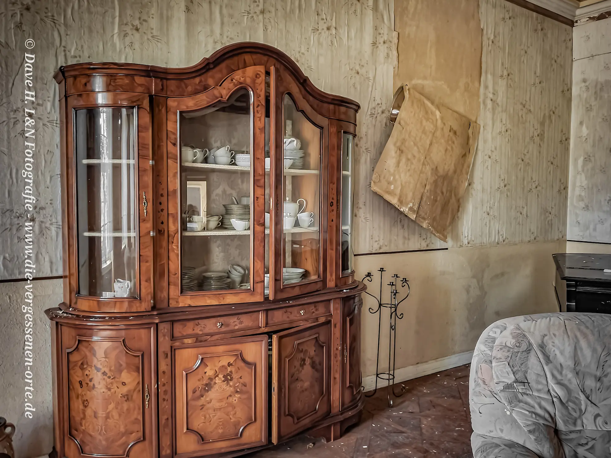 Antiker Holzschrank im Raum des verlassenen Schlosses.