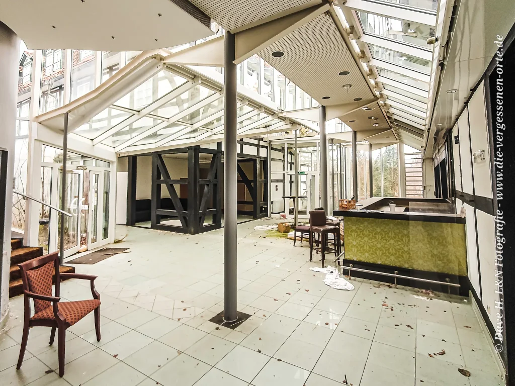 Atrium mit einer Bar in einem ehemaligen Kurhotel.
