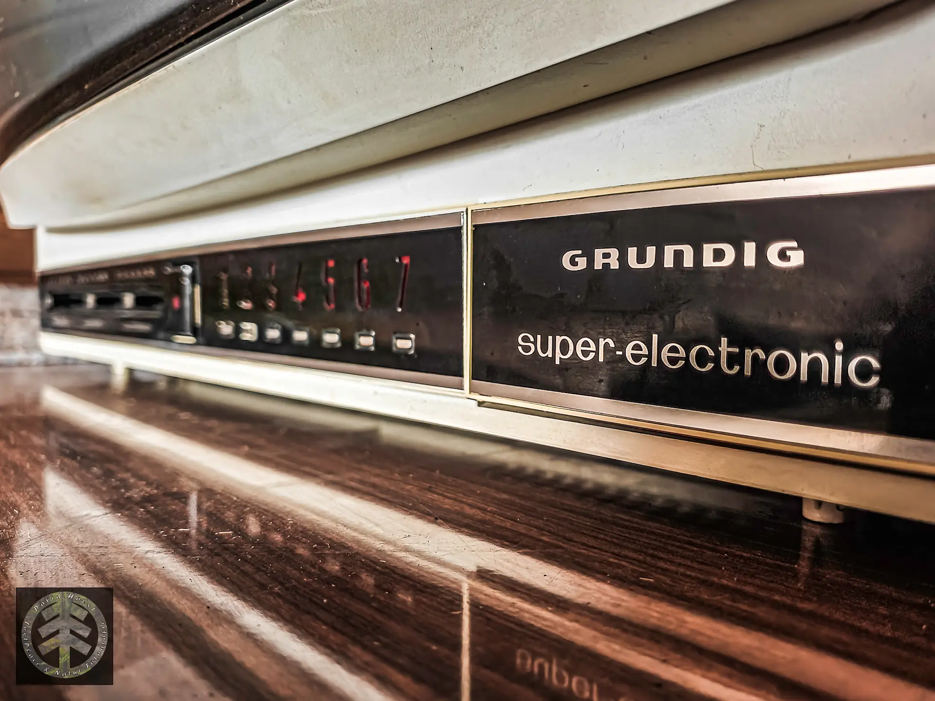 Grundig Markenschild Nahaufnahme des Fernsehers.