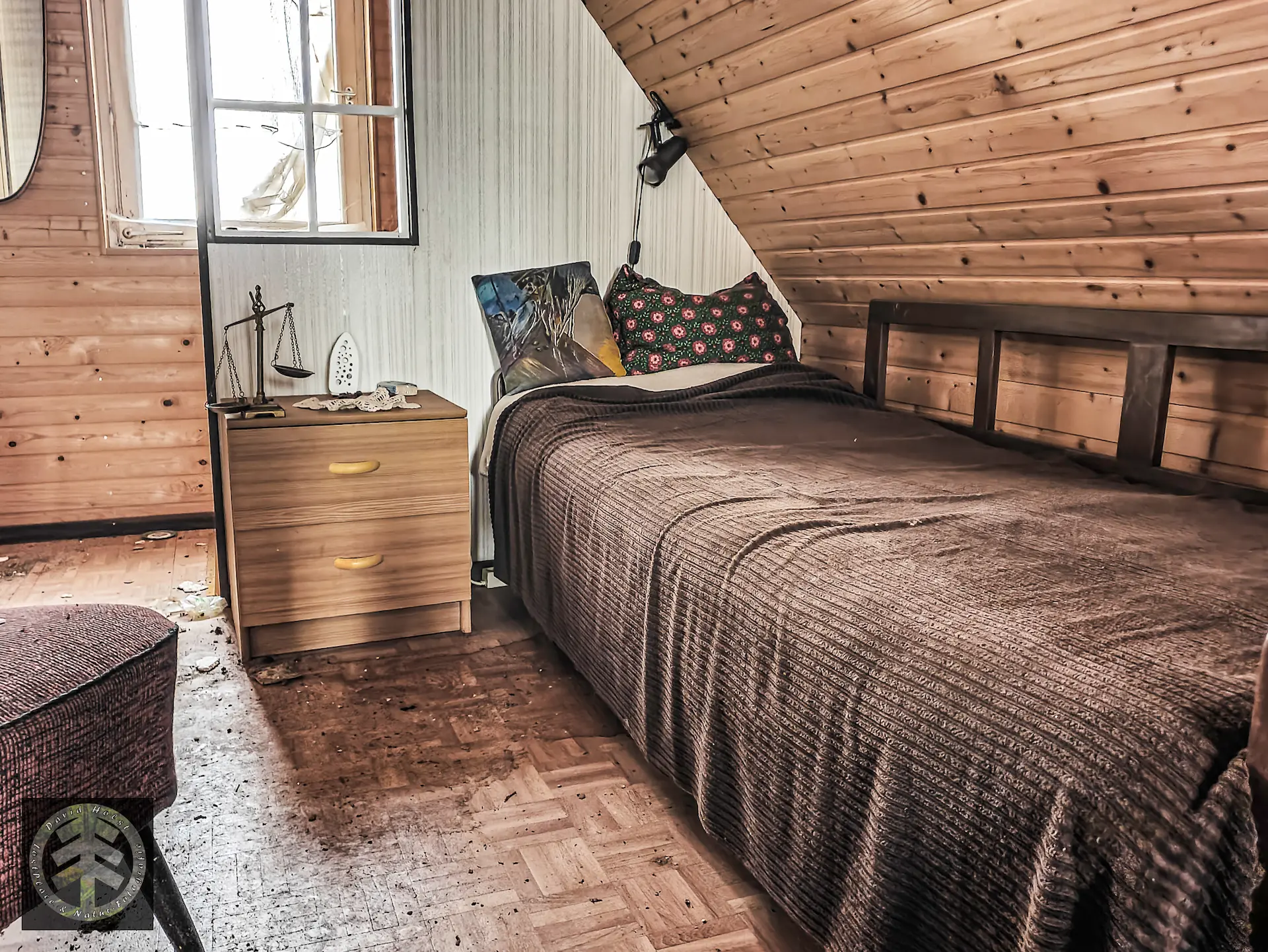 Gästebett, komplett bezogen, im Obergeschoss des verlassenen Hauses am See.