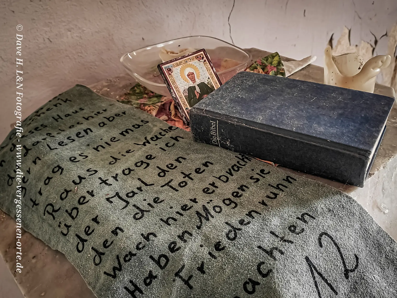 Bibel auf dem Altar der Kapelle im verlassenen Schloss.