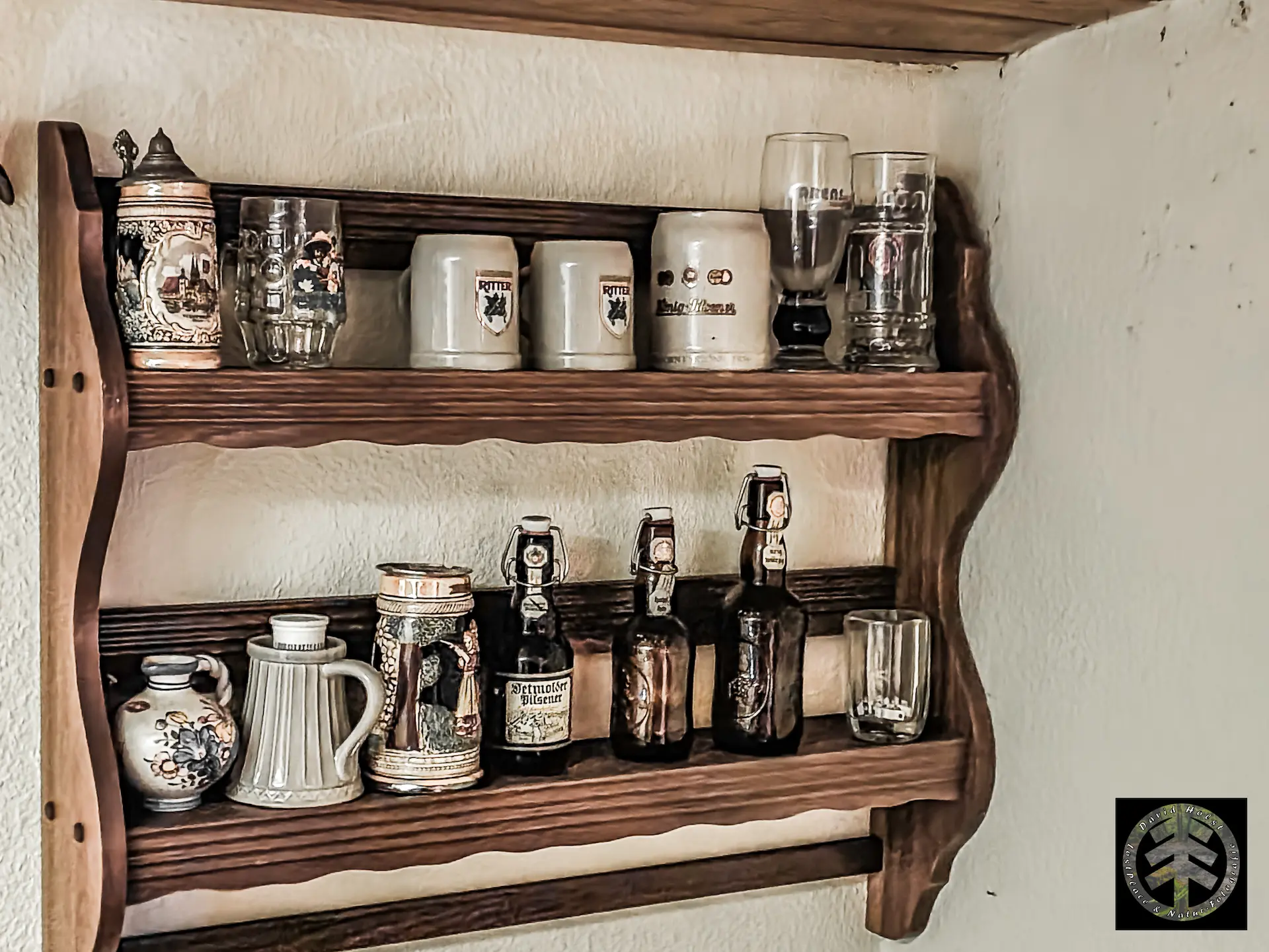 Auf einem Regal im ehemaligen Wochenendhaus befinden sich noch Bierkrüge.