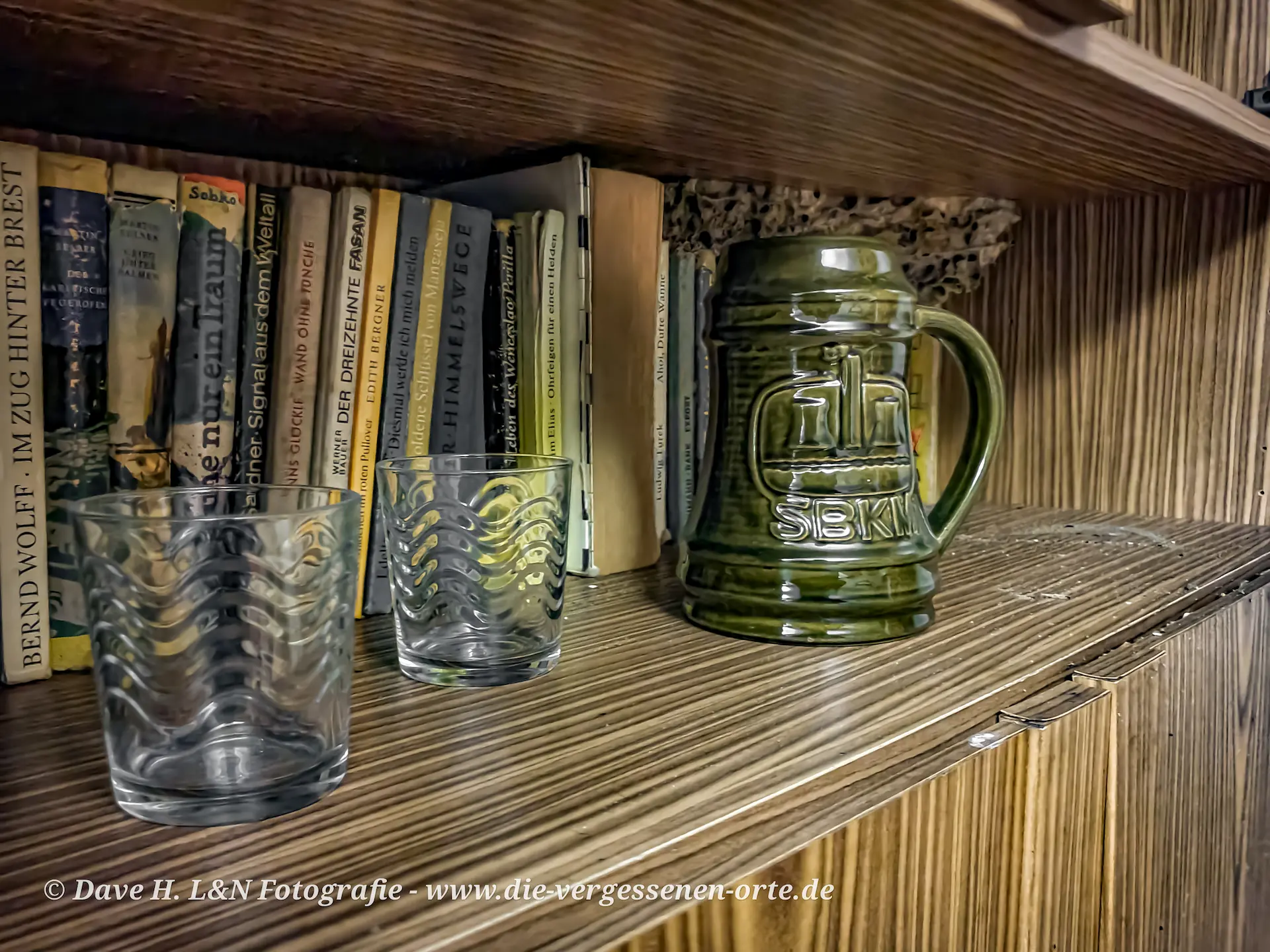Der Bierkrug des einstigen Hausherren befindet sich im Regal des alten Wohnhauses.