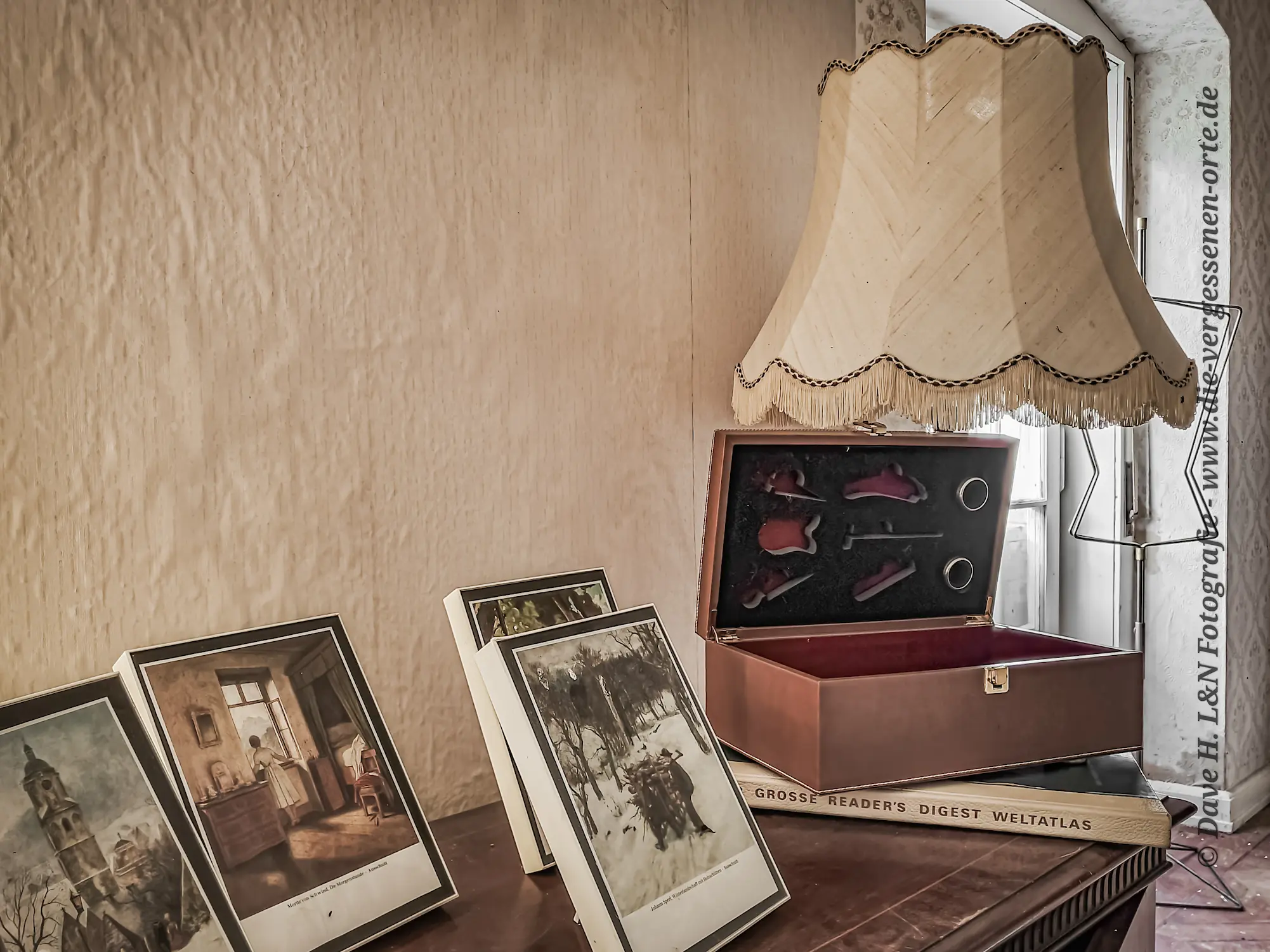 Alte Bilder auf Regal erzählen Geschichten im verlassenen Schloss.