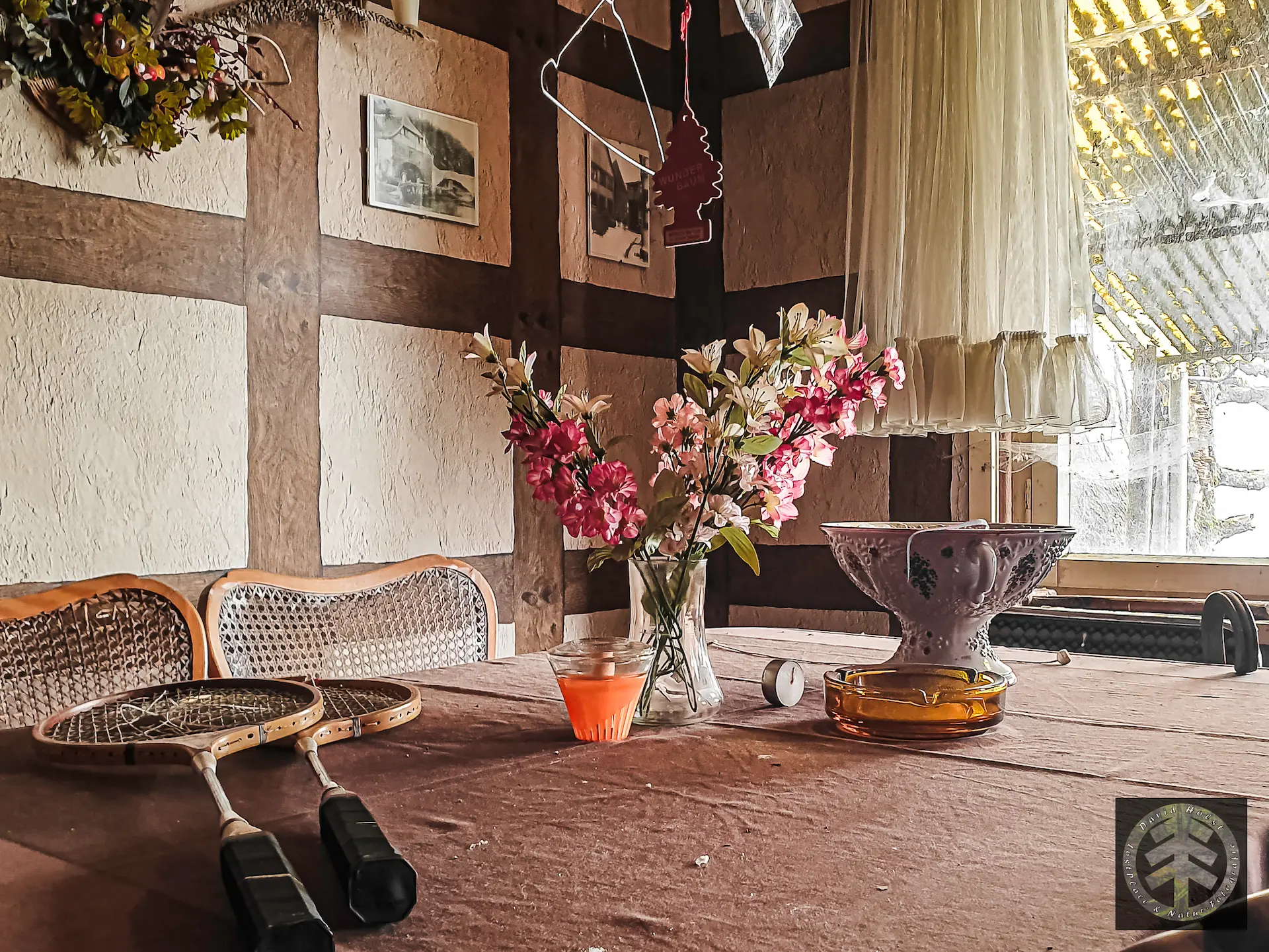 Gedeckter Tisch in einem Lost Place Wohnhaus.