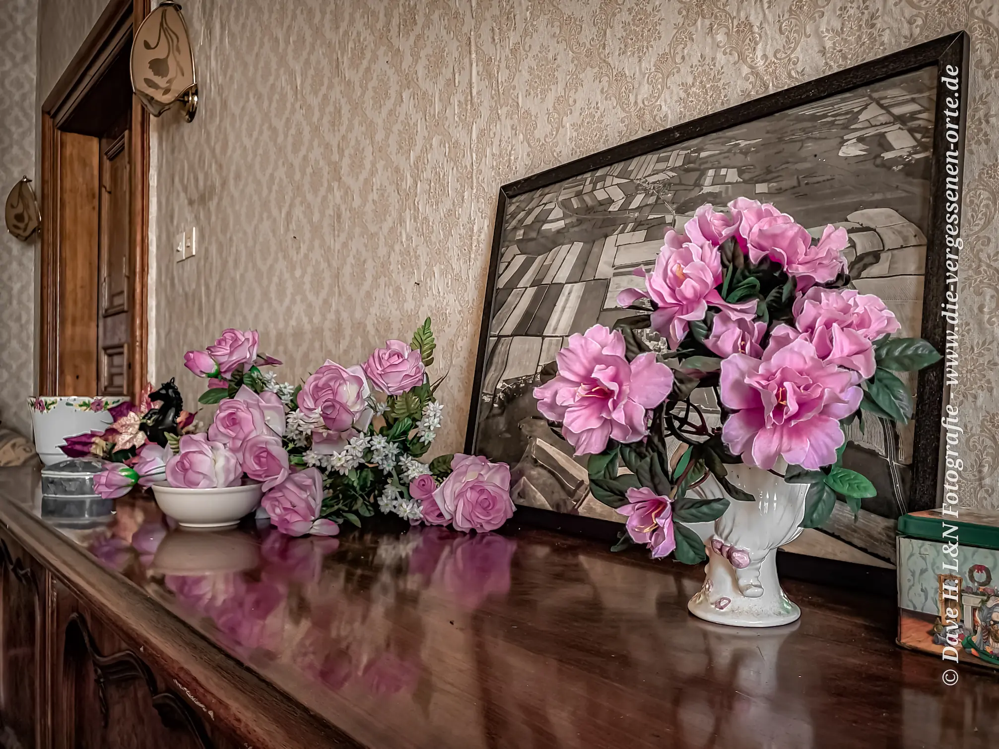 Lila Blumen auf Regal im verlassenen Schloss.