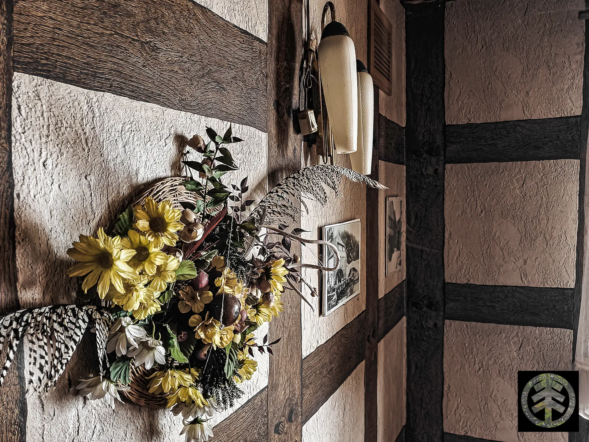 Kunstblumen an der Wand des Wohnzimmers zur Verzierung.