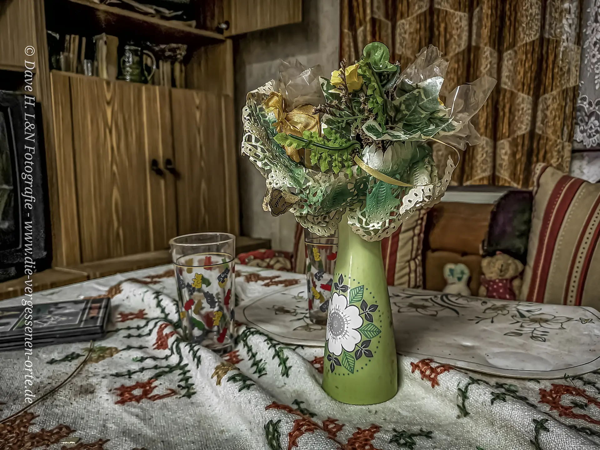 Im verlassenen Wohnzimmer des Hauses steht eine hübsch verzierte Vase auf dem Tisch.