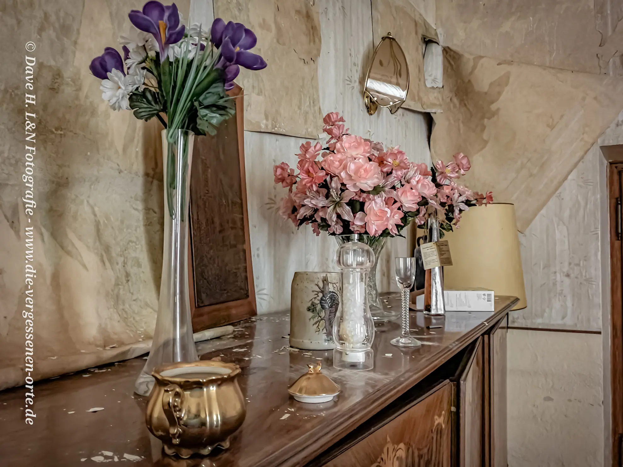 Blumenvasen auf rustikalem Regal im im alten Gemäuer.